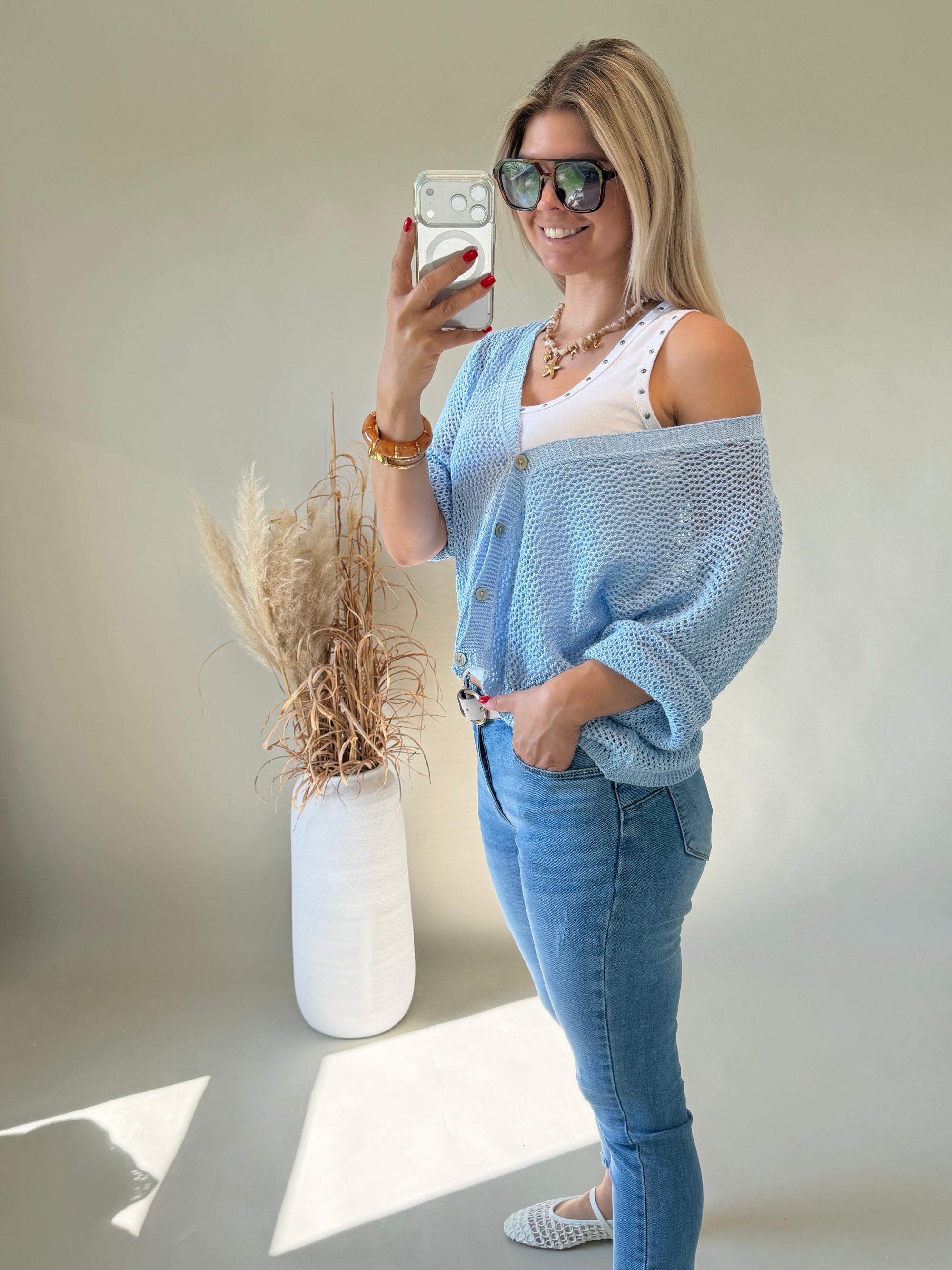 Strickjacke in Hellblau ( Häkeloptik )