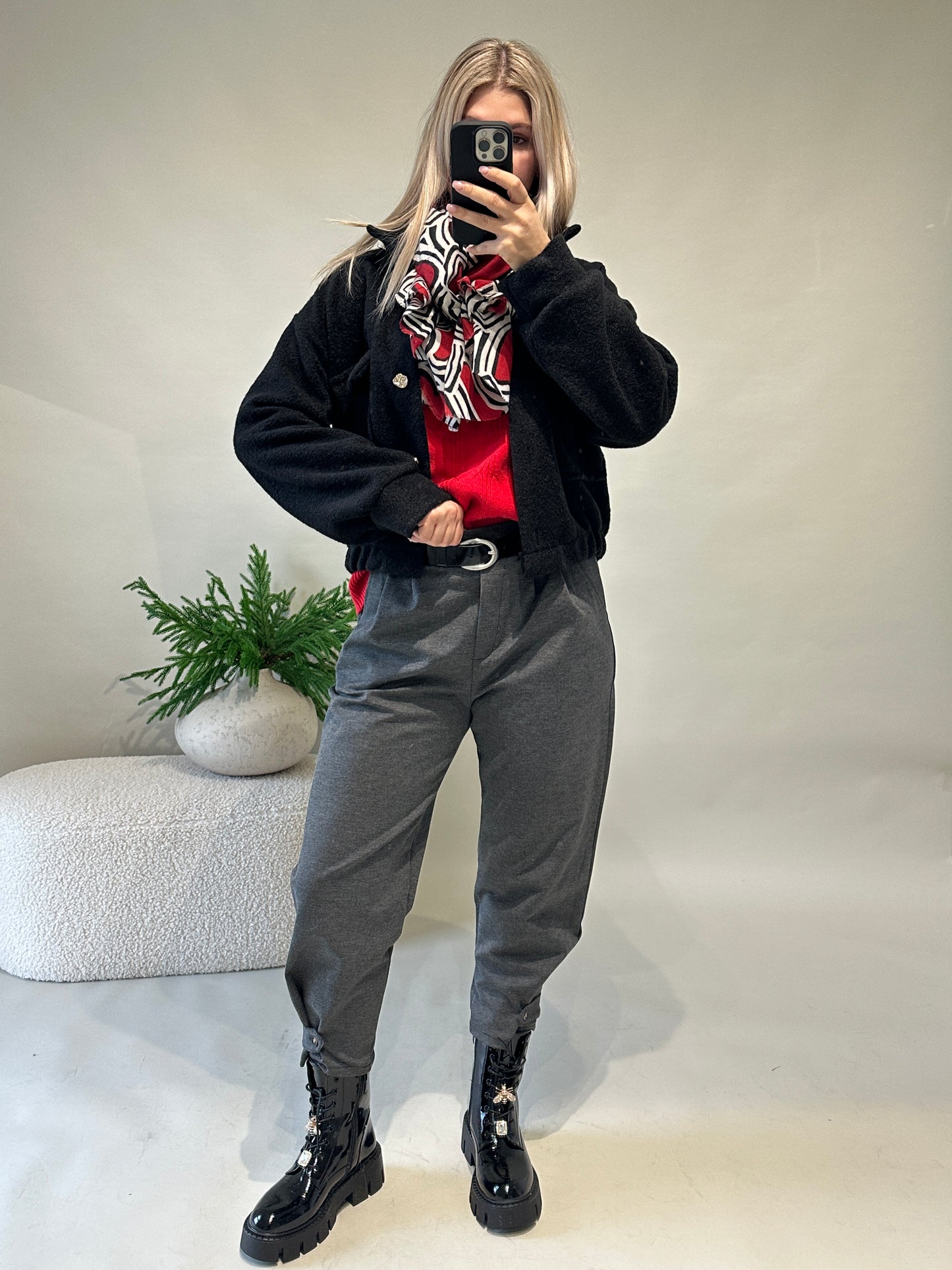 pullover in rot mit muster und rollkragen