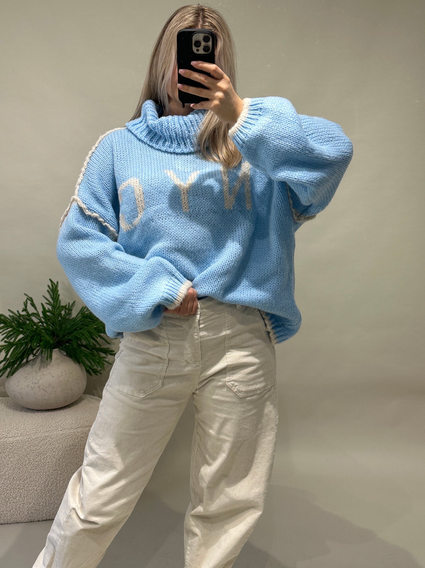 pullover in hellblau mit wollweißer aufschrift (nyc) mit weitem rollkragen