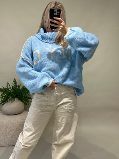 Pullover in Hellblau mit Wollweißer Aufschrift (NYC) mit weitem Rollkragen