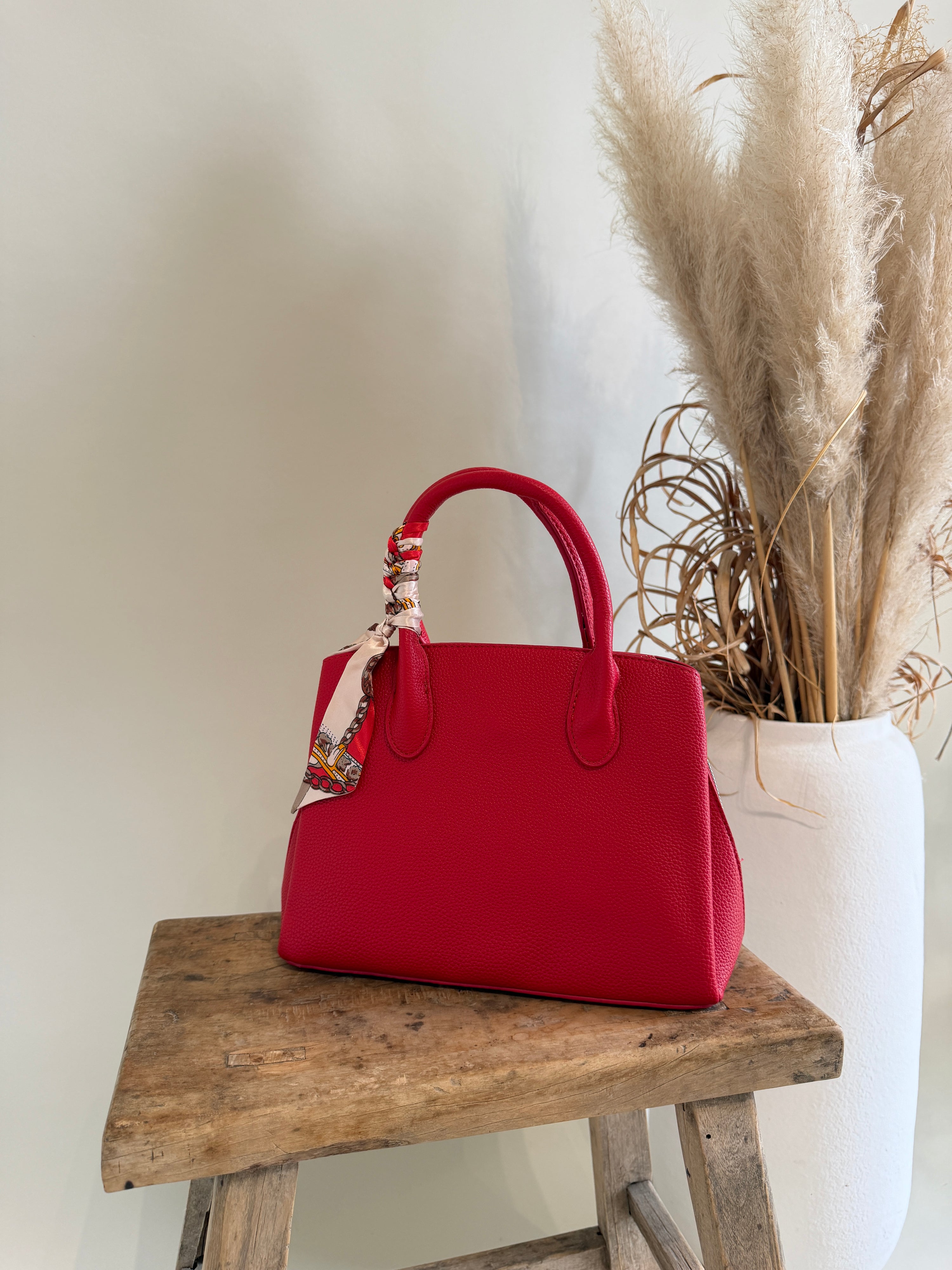 Tasche in Rot mit Tuch