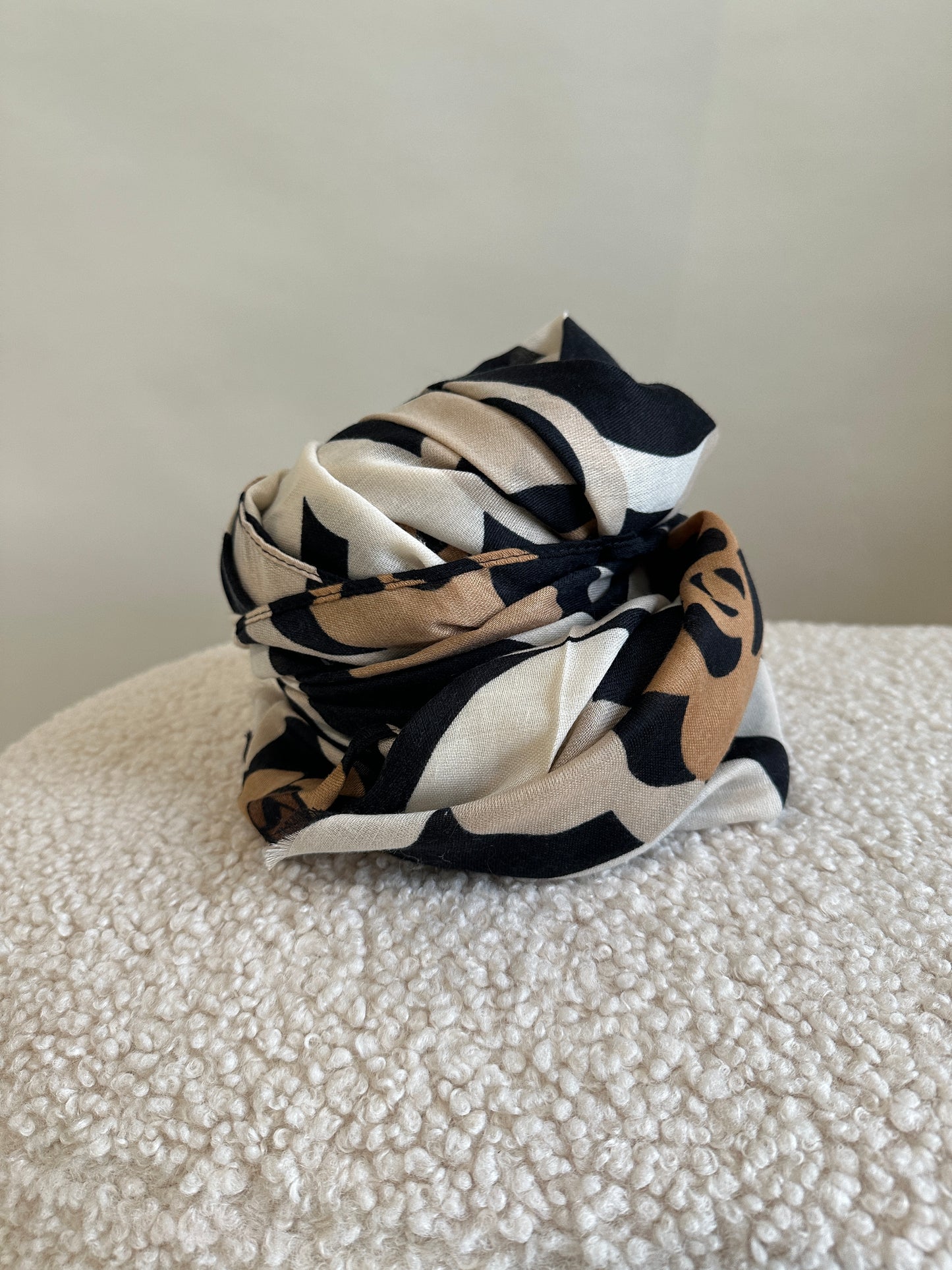 schal mit blumenmuster in schwarz/beige/zimt