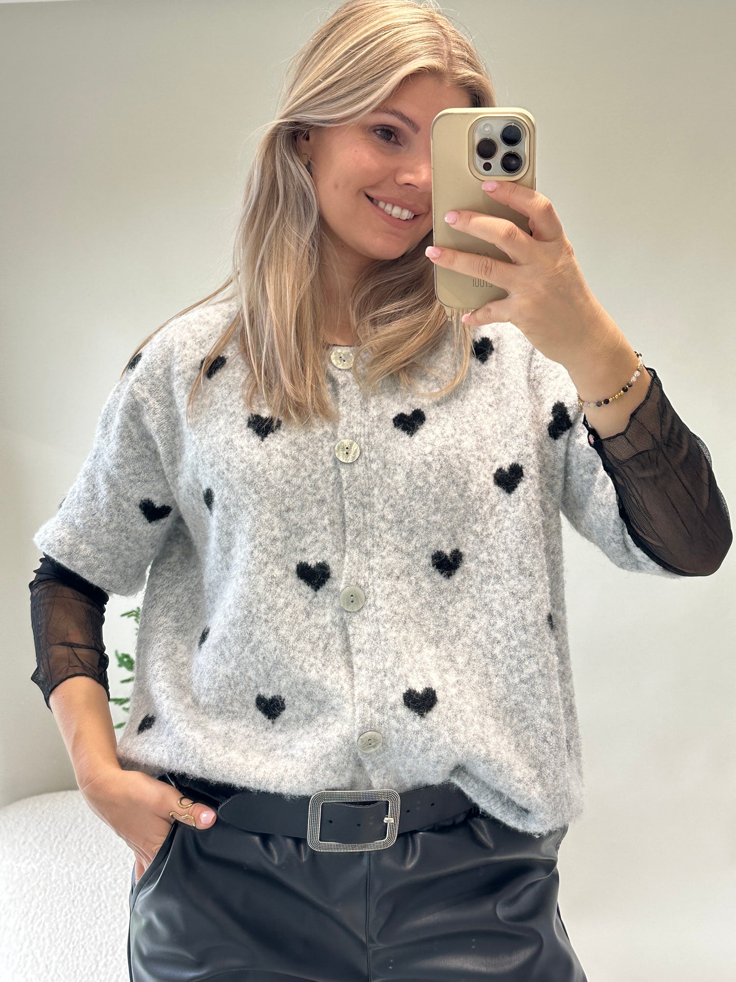 strickjacke in hellgrau mit schwarzen herzen (kurzarm)