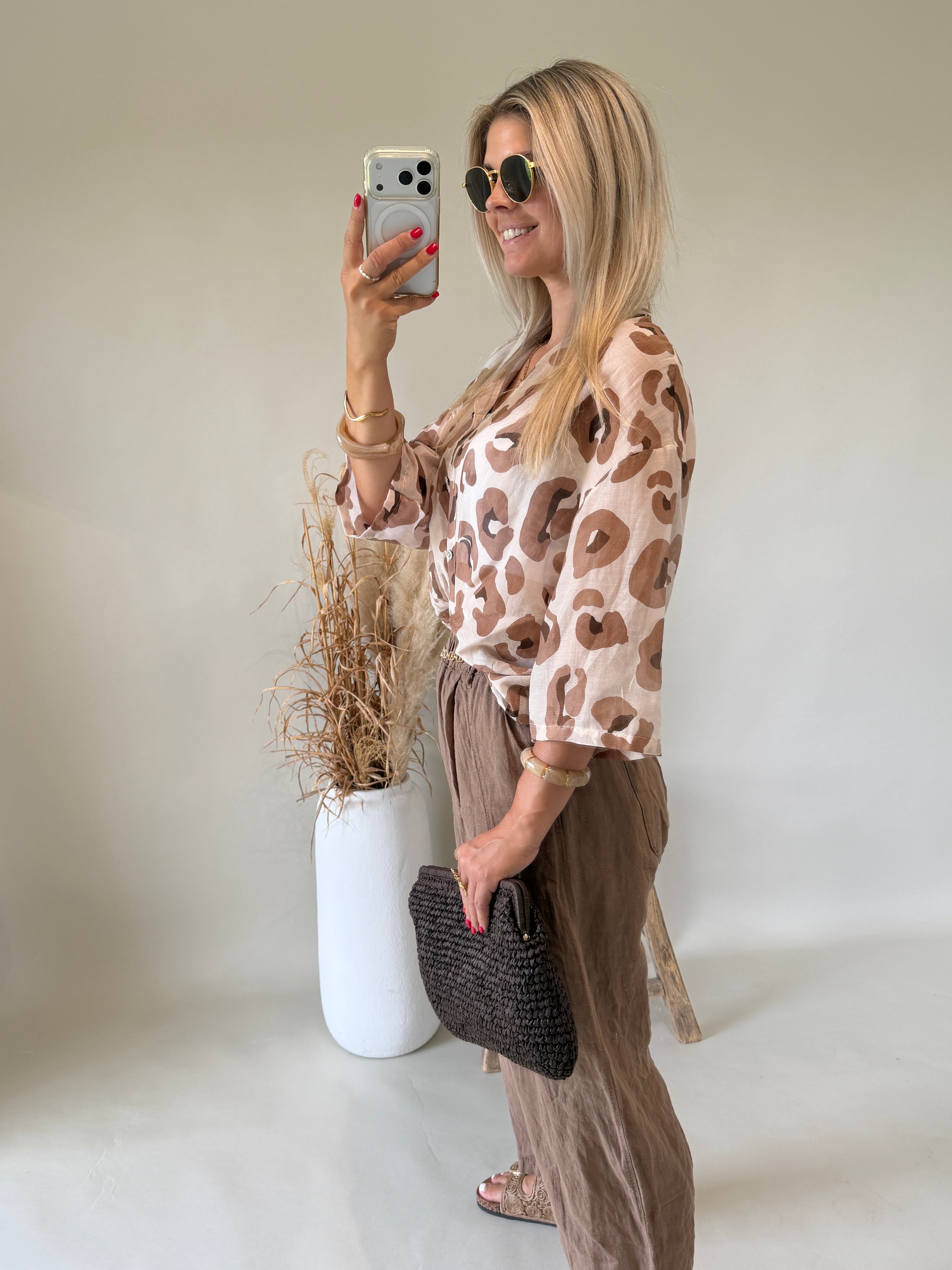 Bluse in Beige mit Leomuster in Zimt / Dunkelbraun
