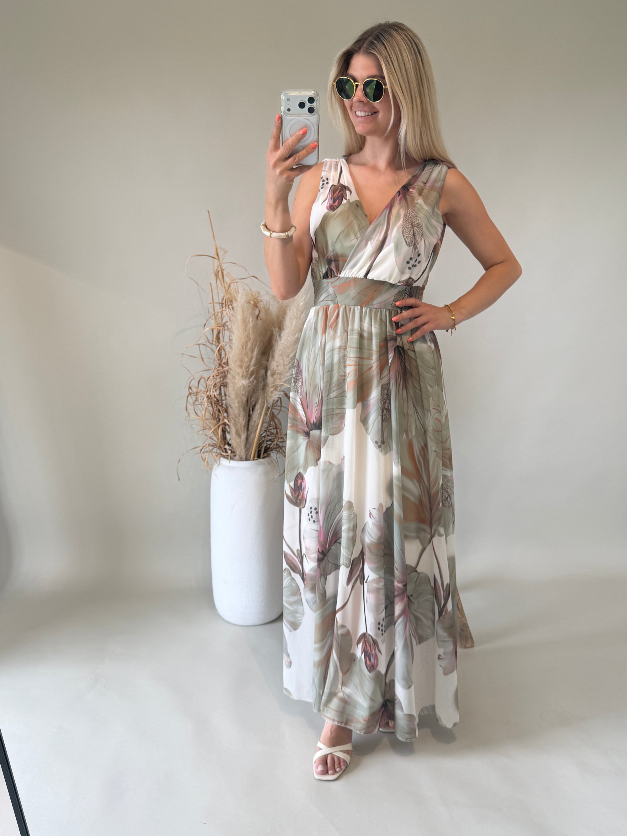 Kleid in Olivgrün ( Bunt mit Blumenmuster )