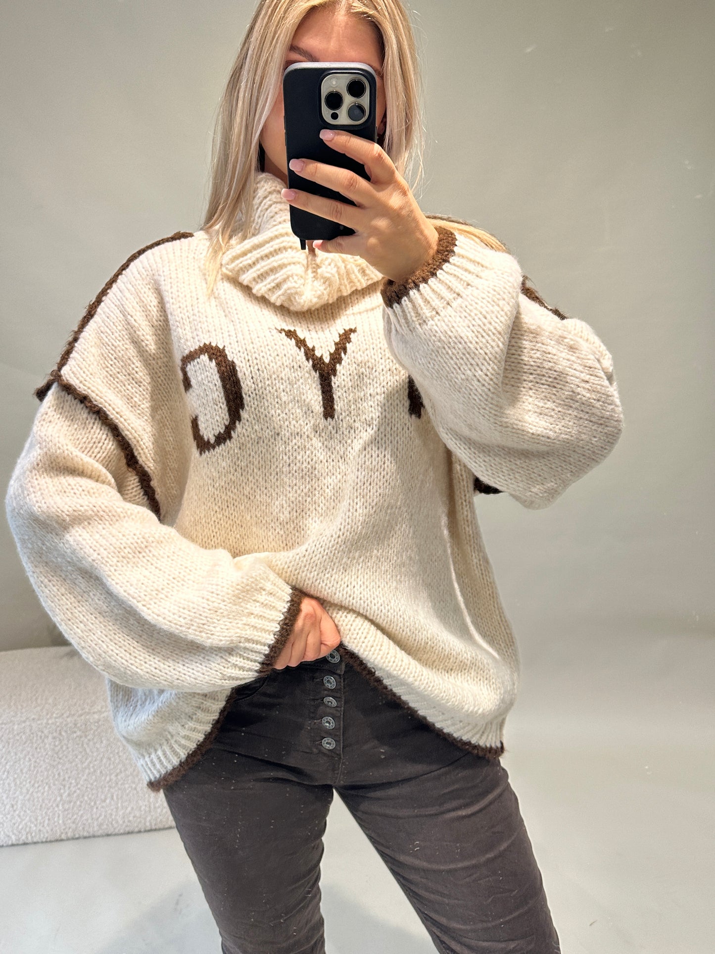pullover in sand mit schokobrauner aufschrift (nyc) und weitem rollkragen