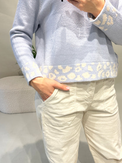 Pullover in Hellblau mit Leomuster an Bund und Kragen