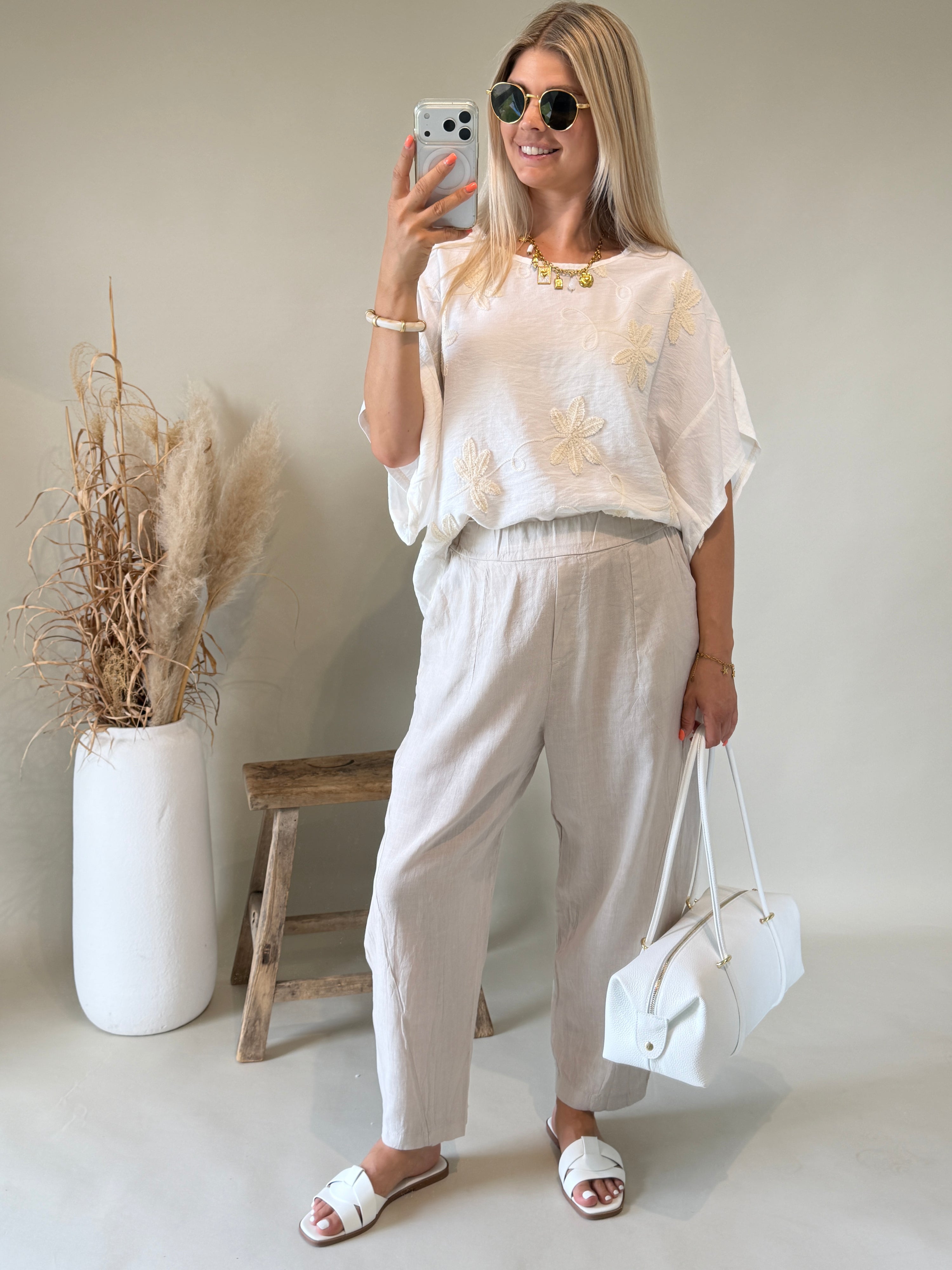 Bluse in Wollweiß mit Stickerei in Beige ( Kurzarm )