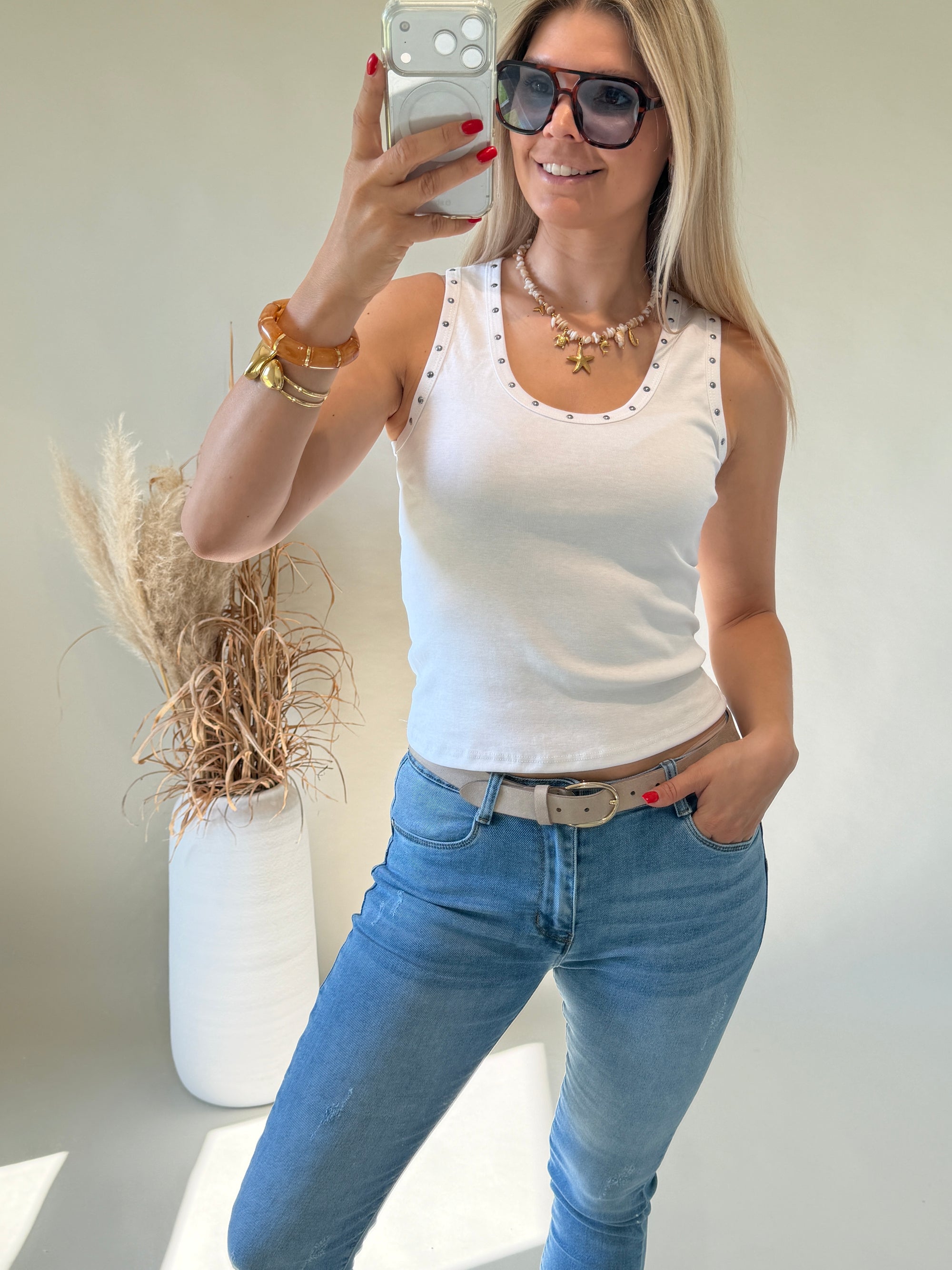 Top in Weiß mit Nieten