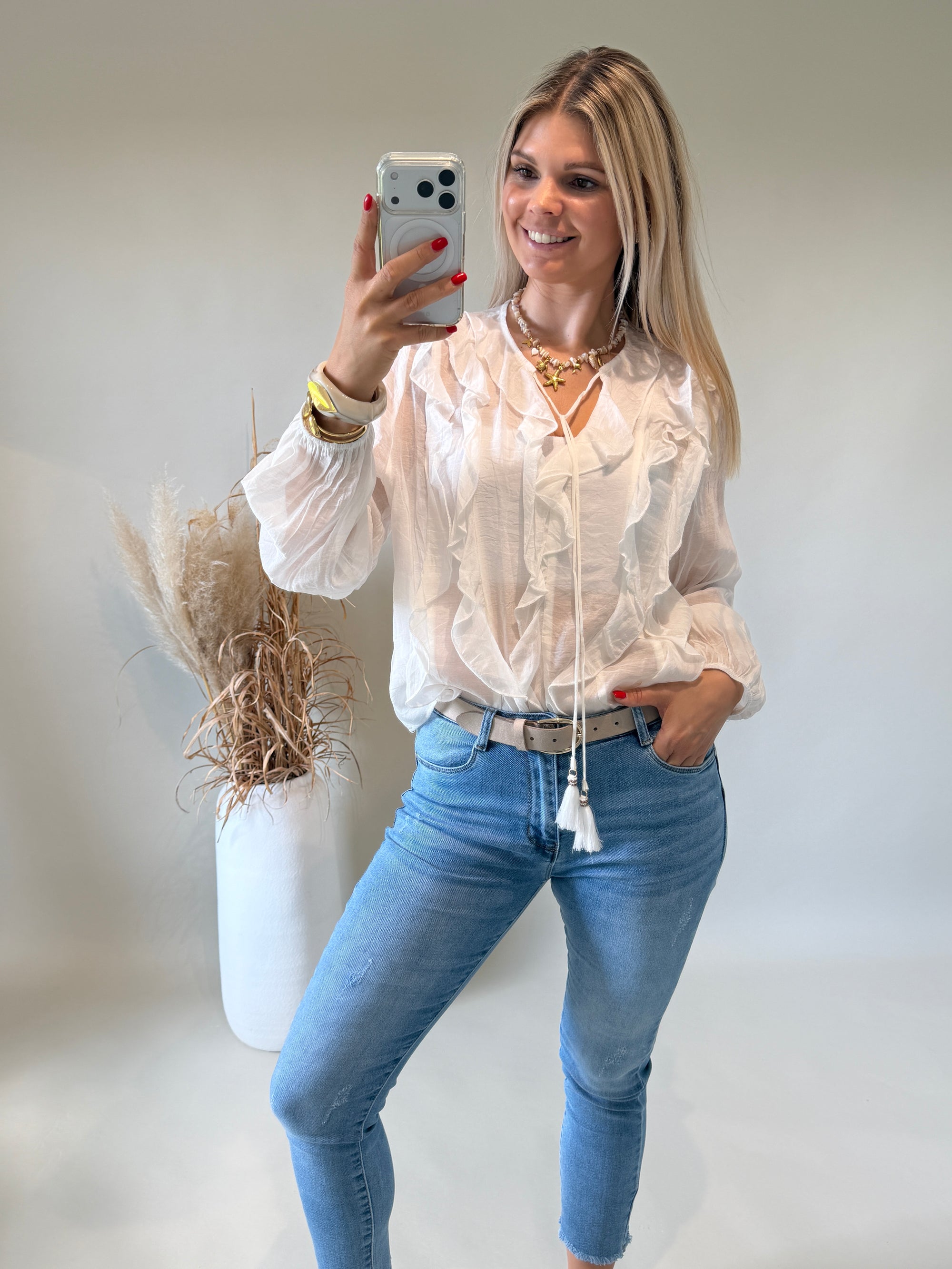 Bluse in Weiß mit Rüschen und Kordel vorne