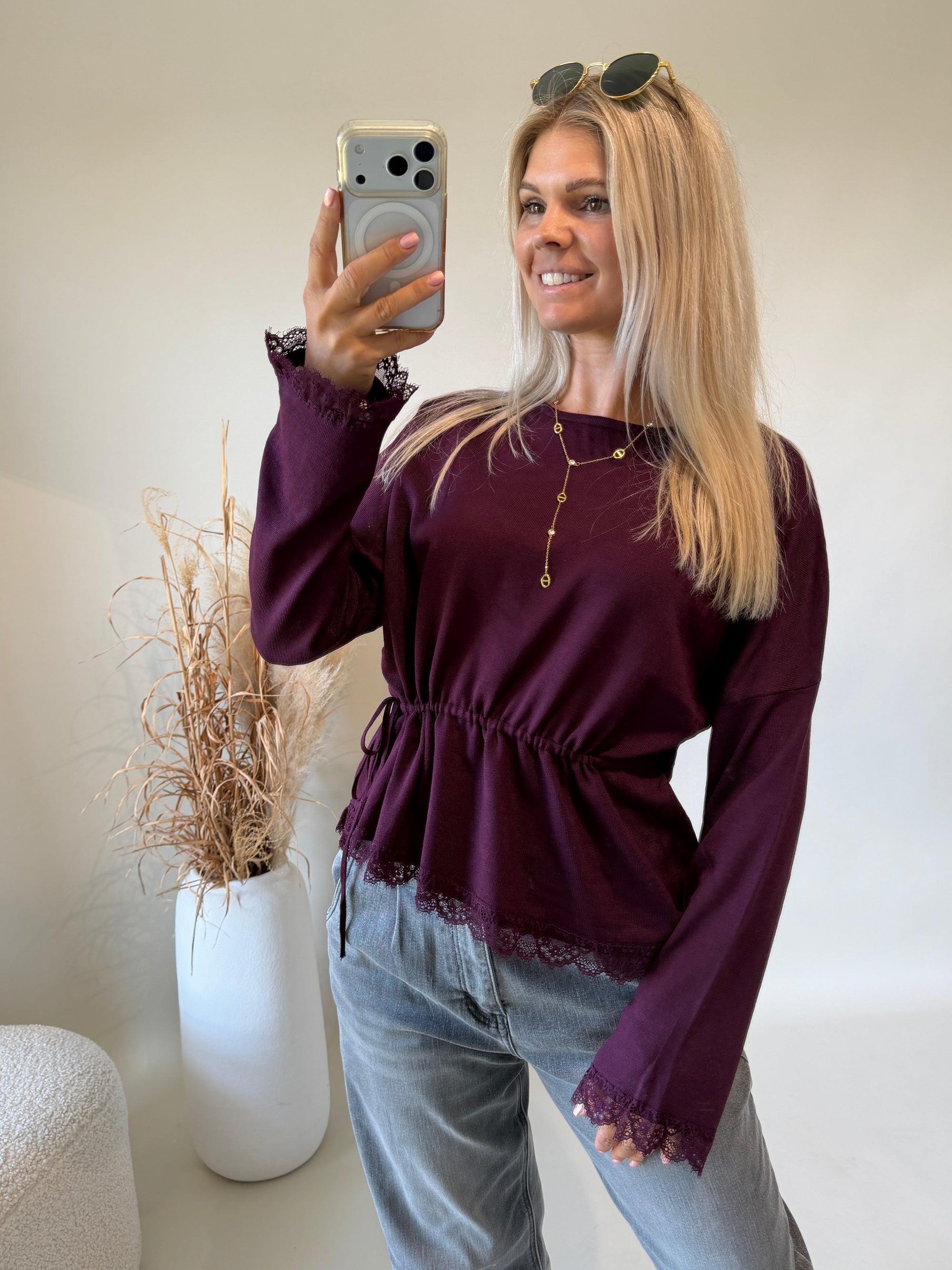 Pullover in Burgundy mit Spitze