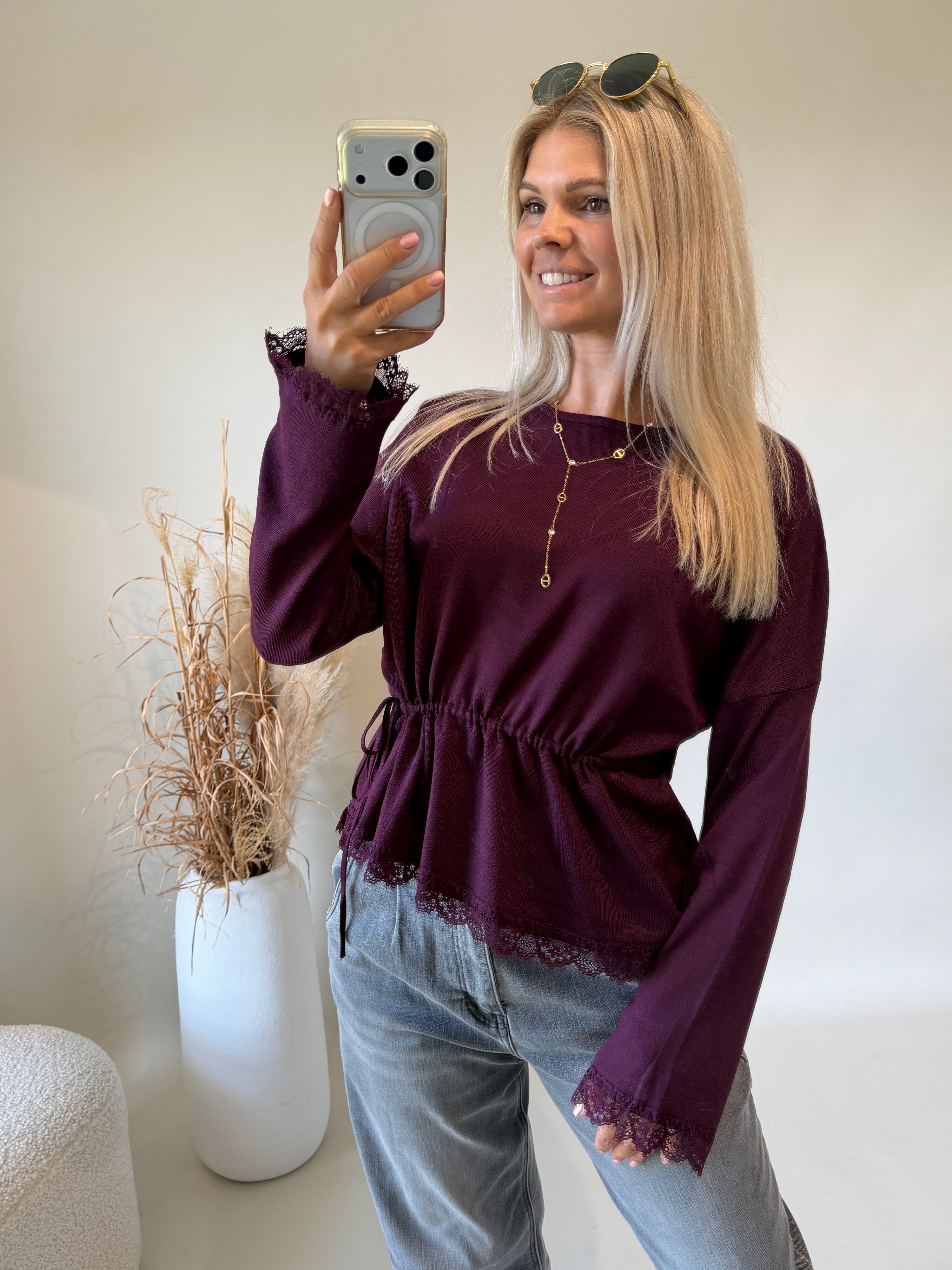 Pullover in Burgundy mit Spitze