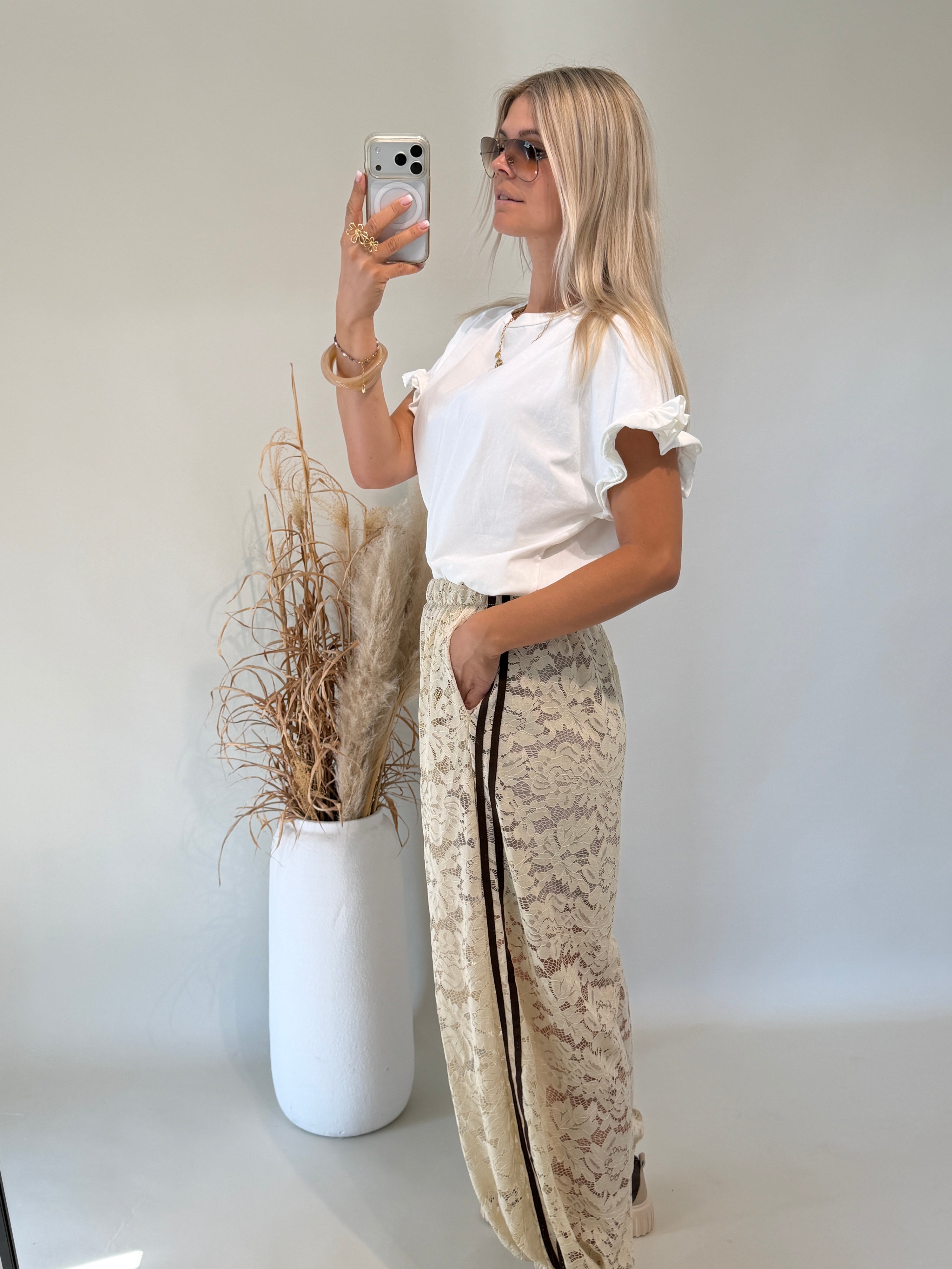 T-Shirt mit Rüschenarm in Wollweiß