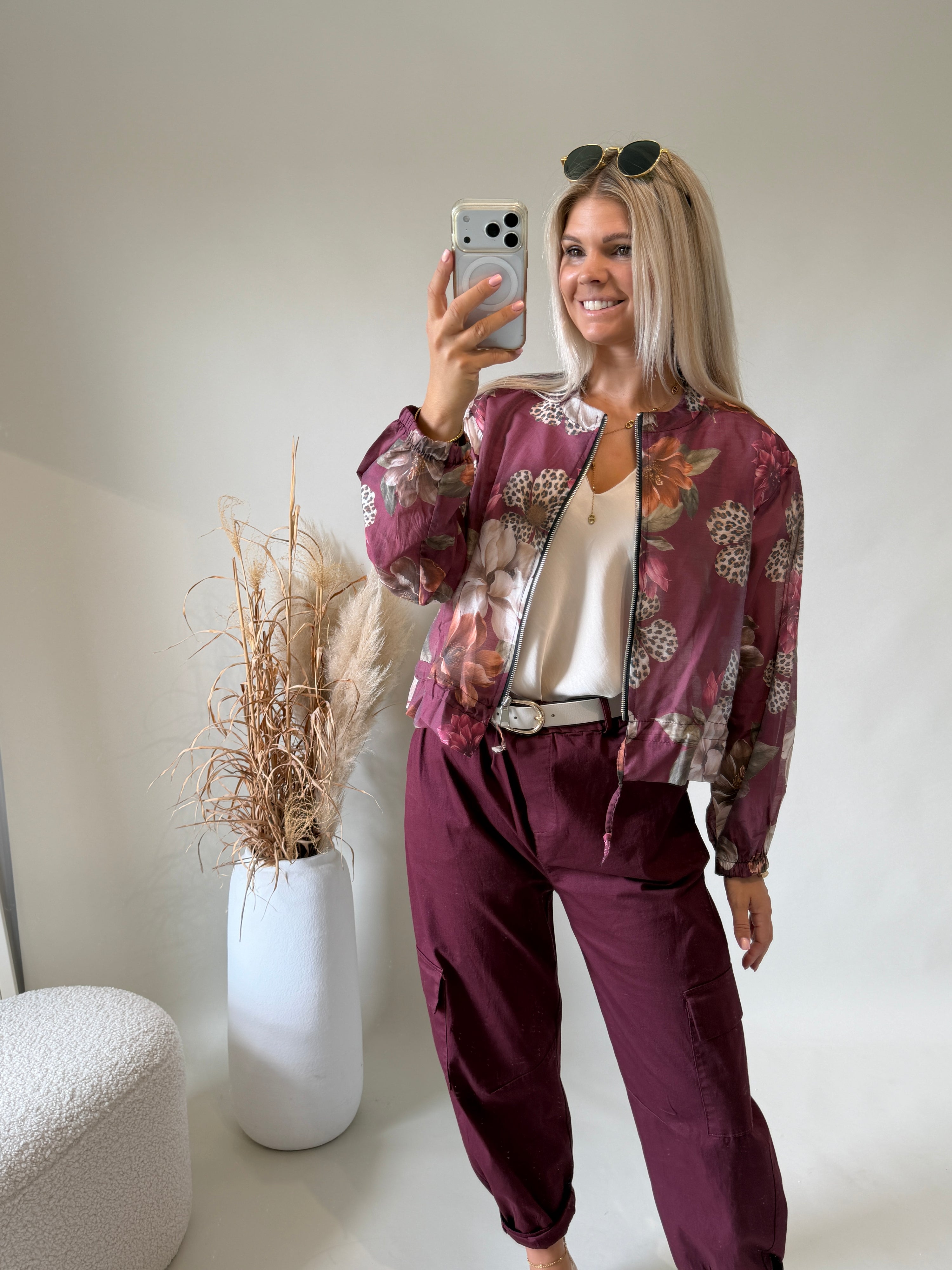 Jacke in Bodeaux mit Muster ( Leoblumen )