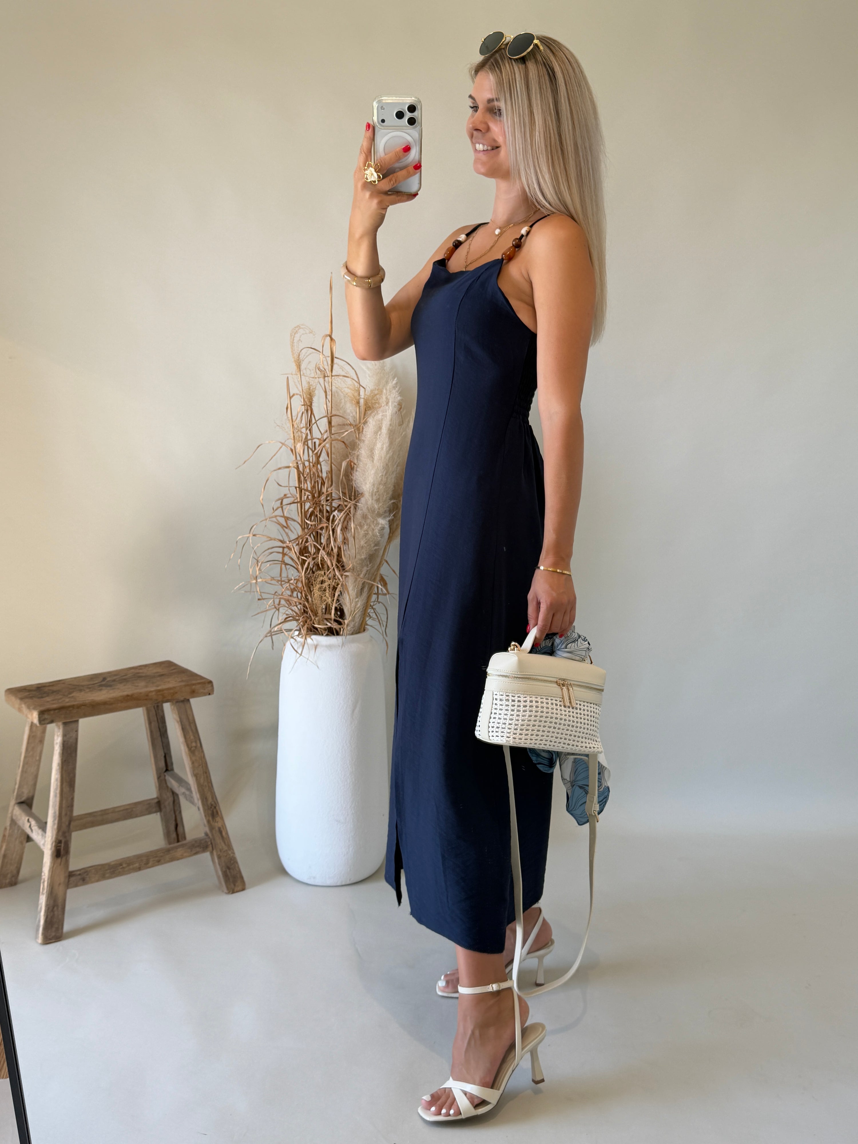 Kleid in Dunkelblau mit Holzperlen