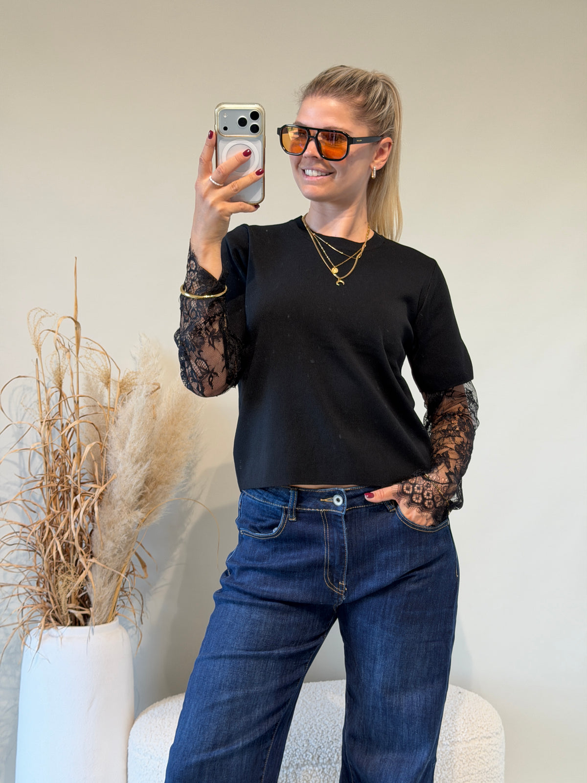 Pullover in Schwarz mit Spitze am Ärmel
