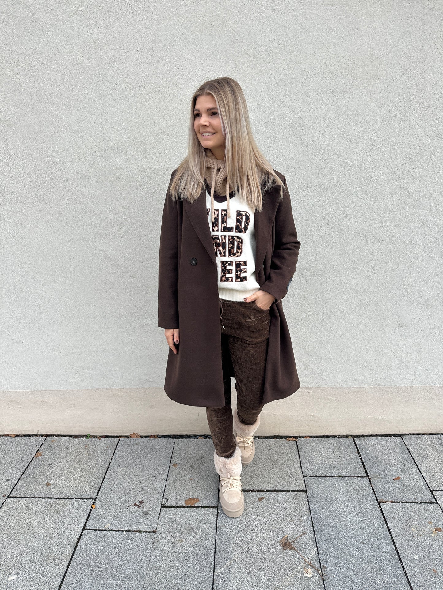 pullover in wollweiß mit v-auschnitt und aufschrift (wild and free)