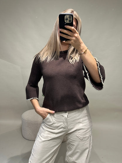 Pullover in Schokobraun mit Perlen an den Ärmel