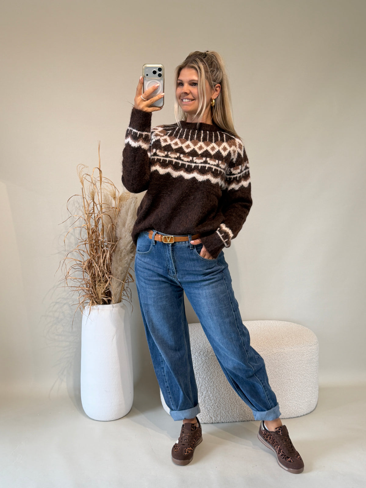 Pullover in Schokobraun mit Muster in Wollweiß