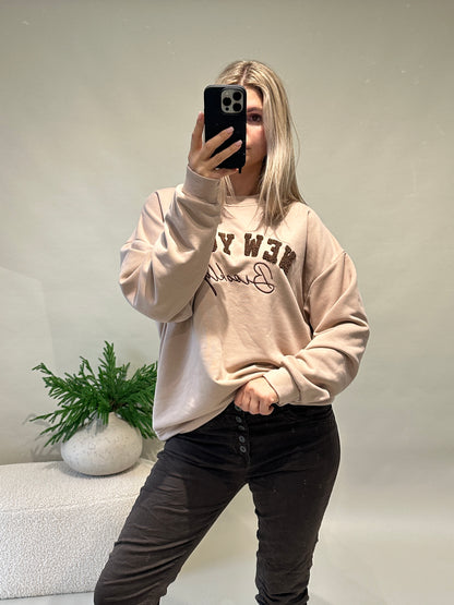 Pullover in Beige mit Aufschrift in Schokobraun (NEW YORK)
