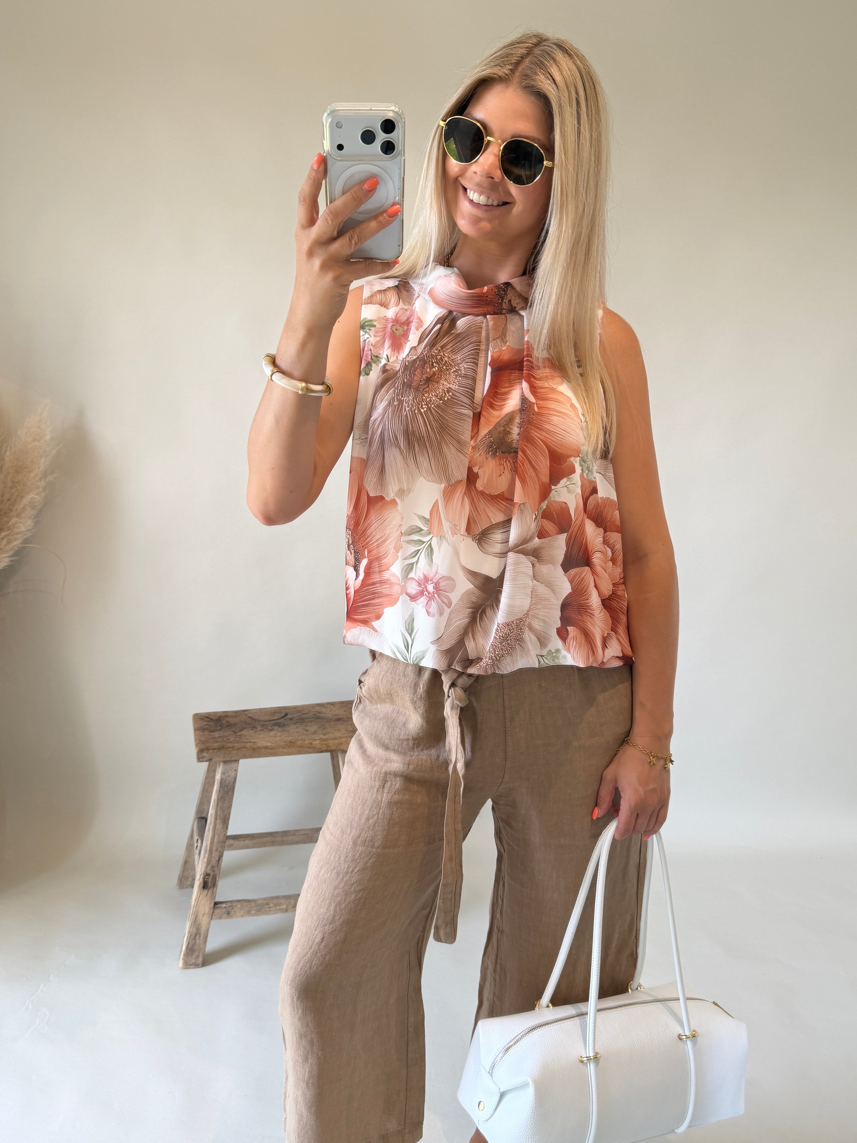 Bluse in Braun mit Bunten Blumenmuster ( Neckholder )