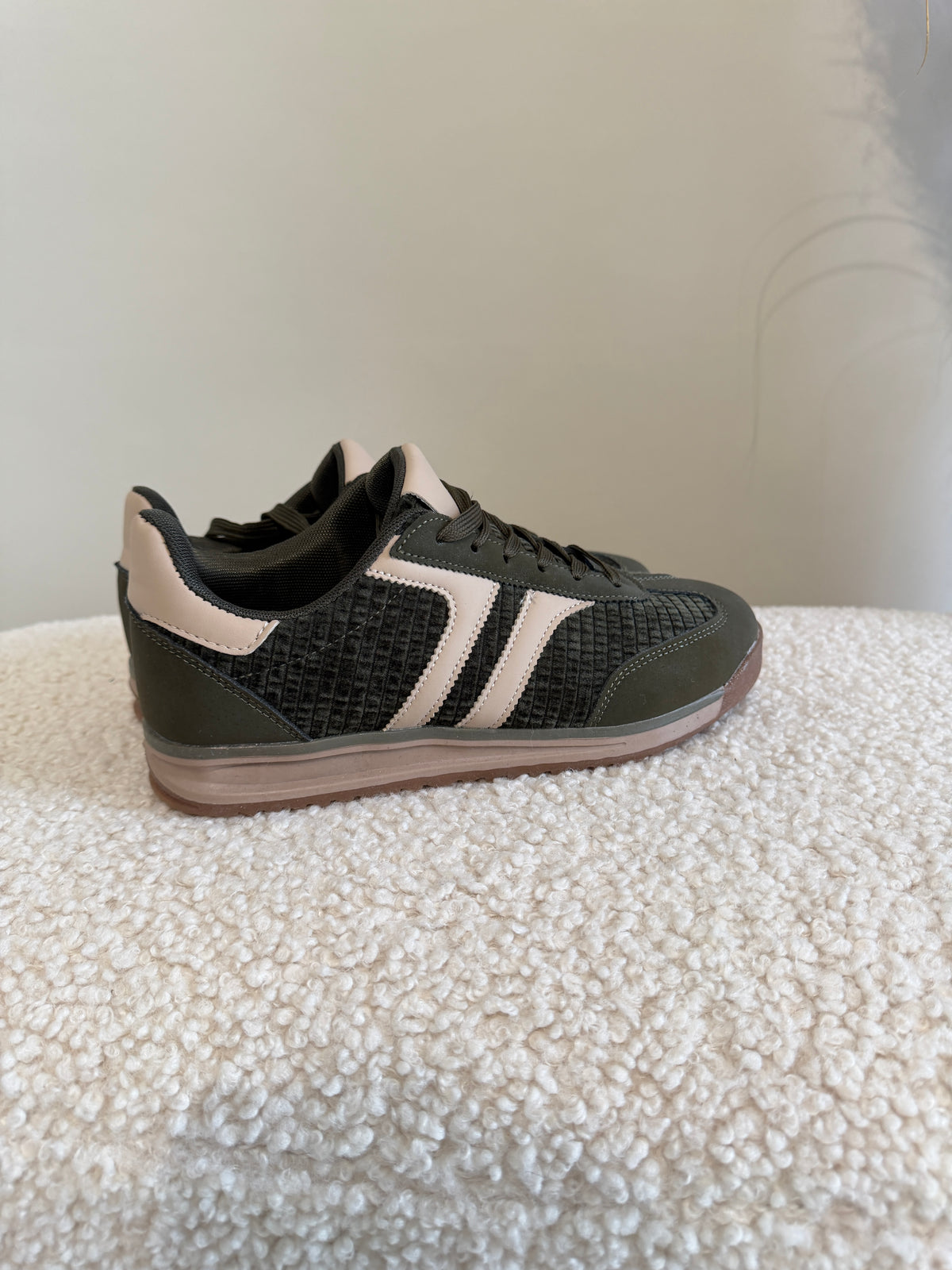 Sneaker in Olivgrün / Wollweiß