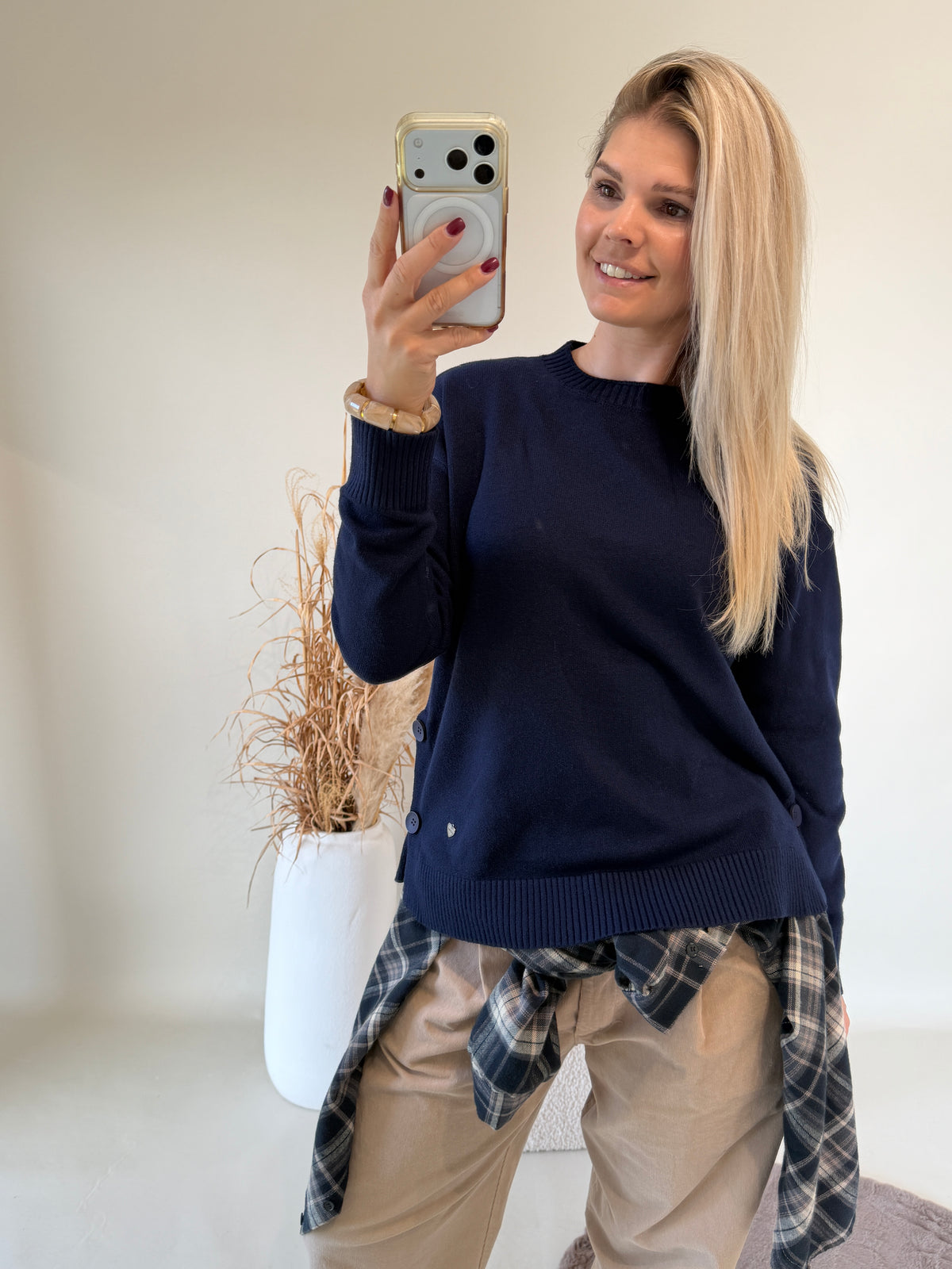 Pullover in Dunkelblau mit Knöpfen an der Seite