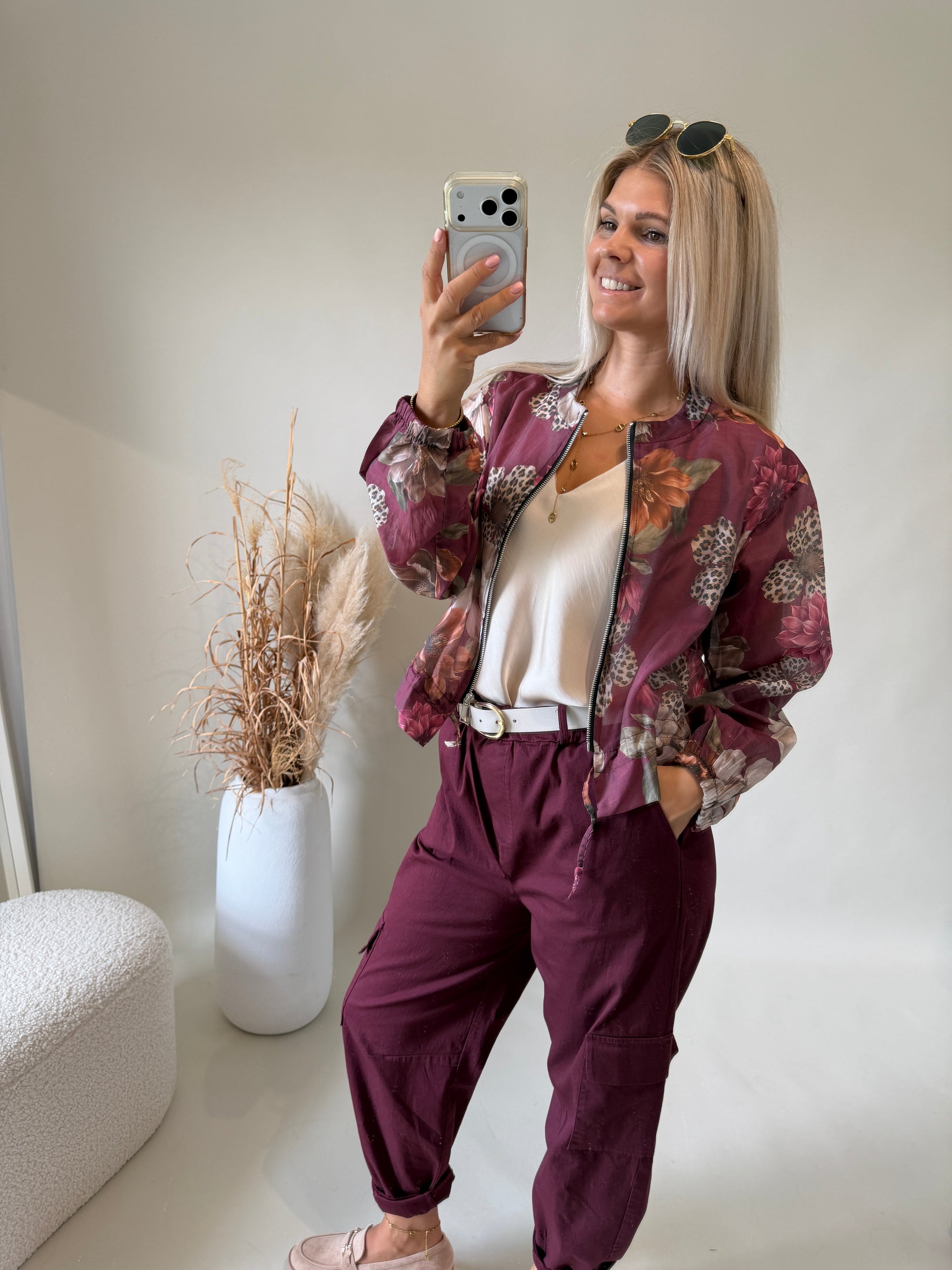 Jacke in Bodeaux mit Muster ( Leoblumen )