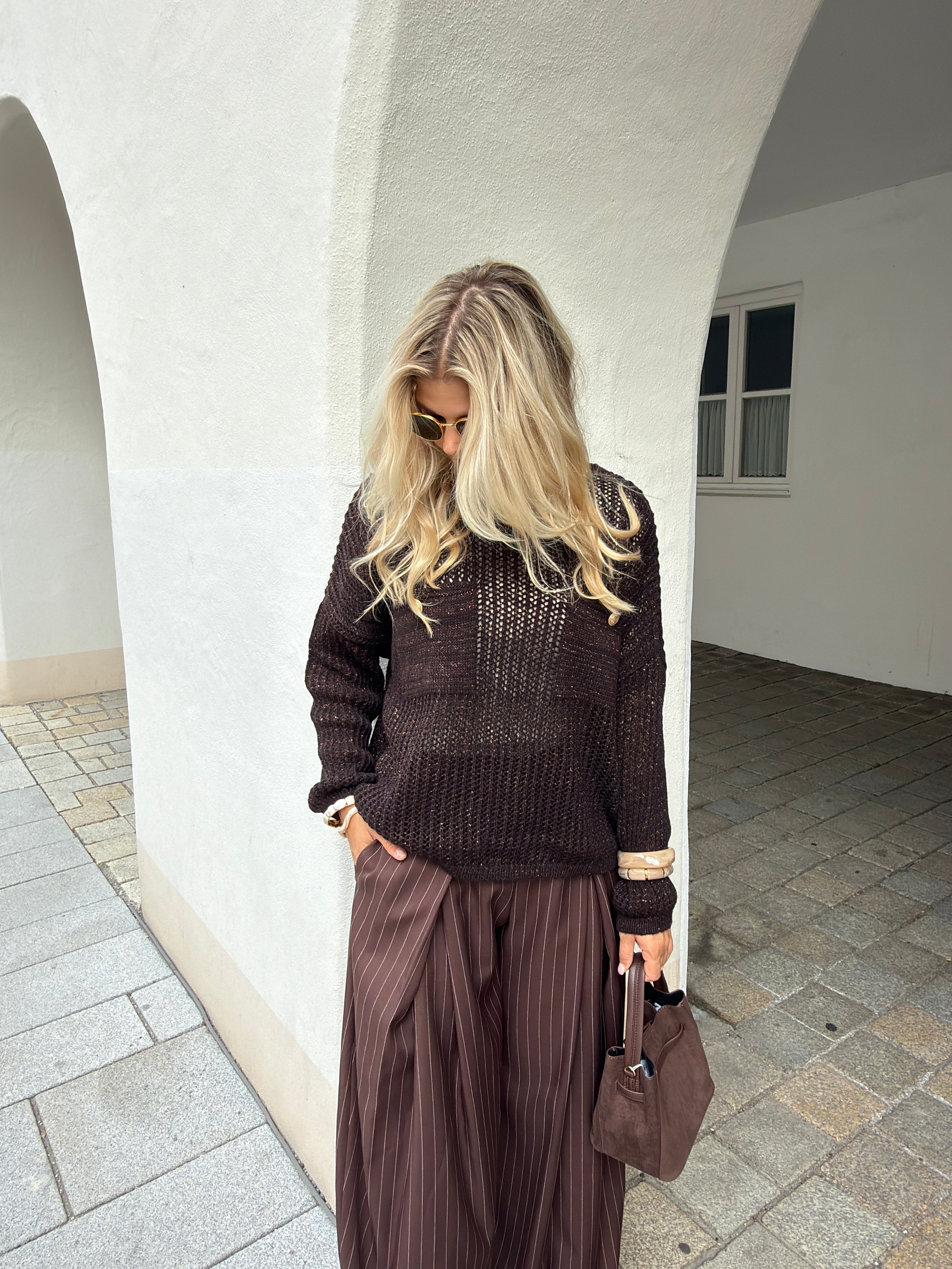 Pullover in Schokobraun mit goldenen Knöpfen und Brusttaschen