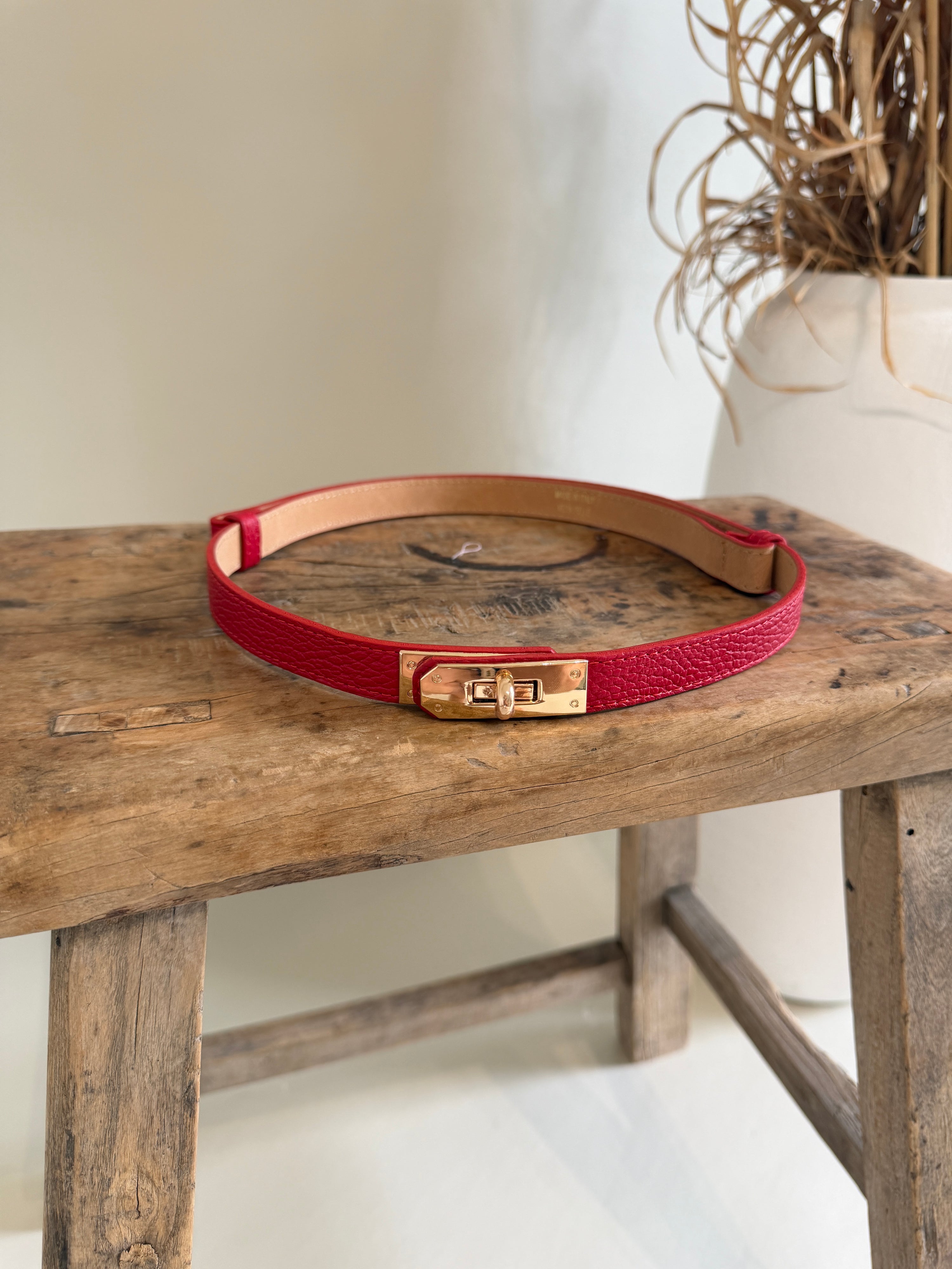 Gürtel in Rot mit goldener Verschluß