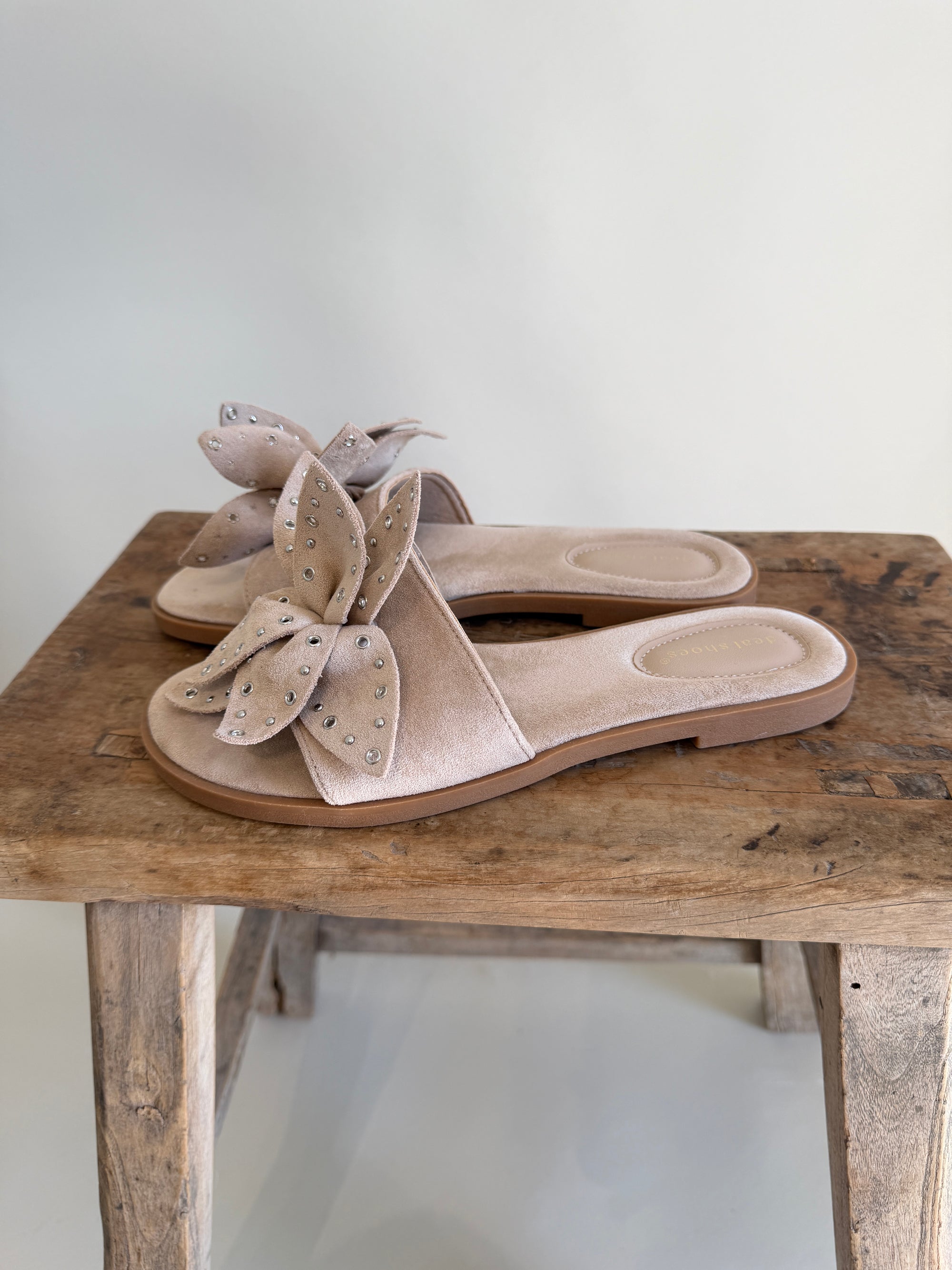Pantolette in Beige mit Schleife und Nieten