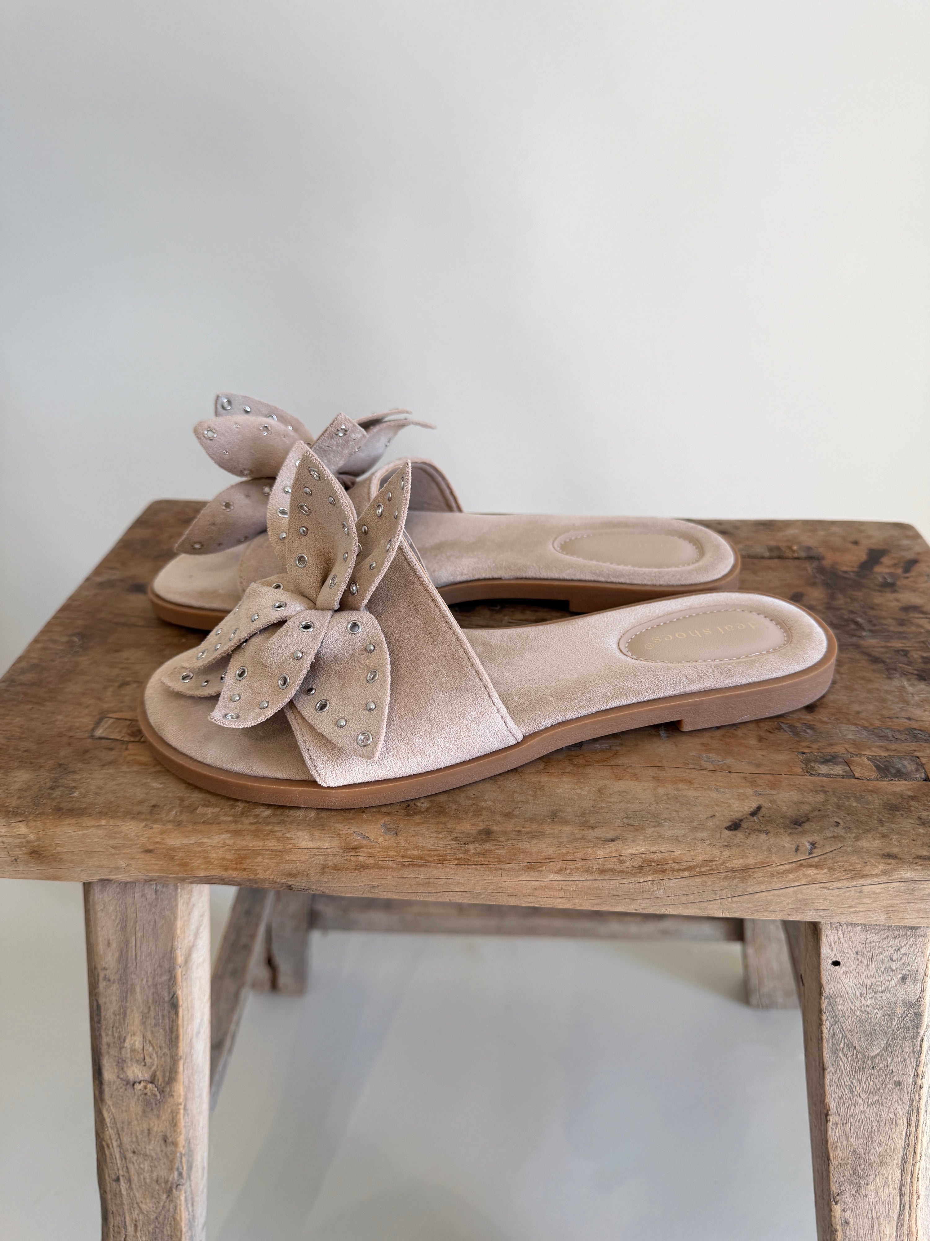 Pantolette in Beige mit Schleife und Nieten