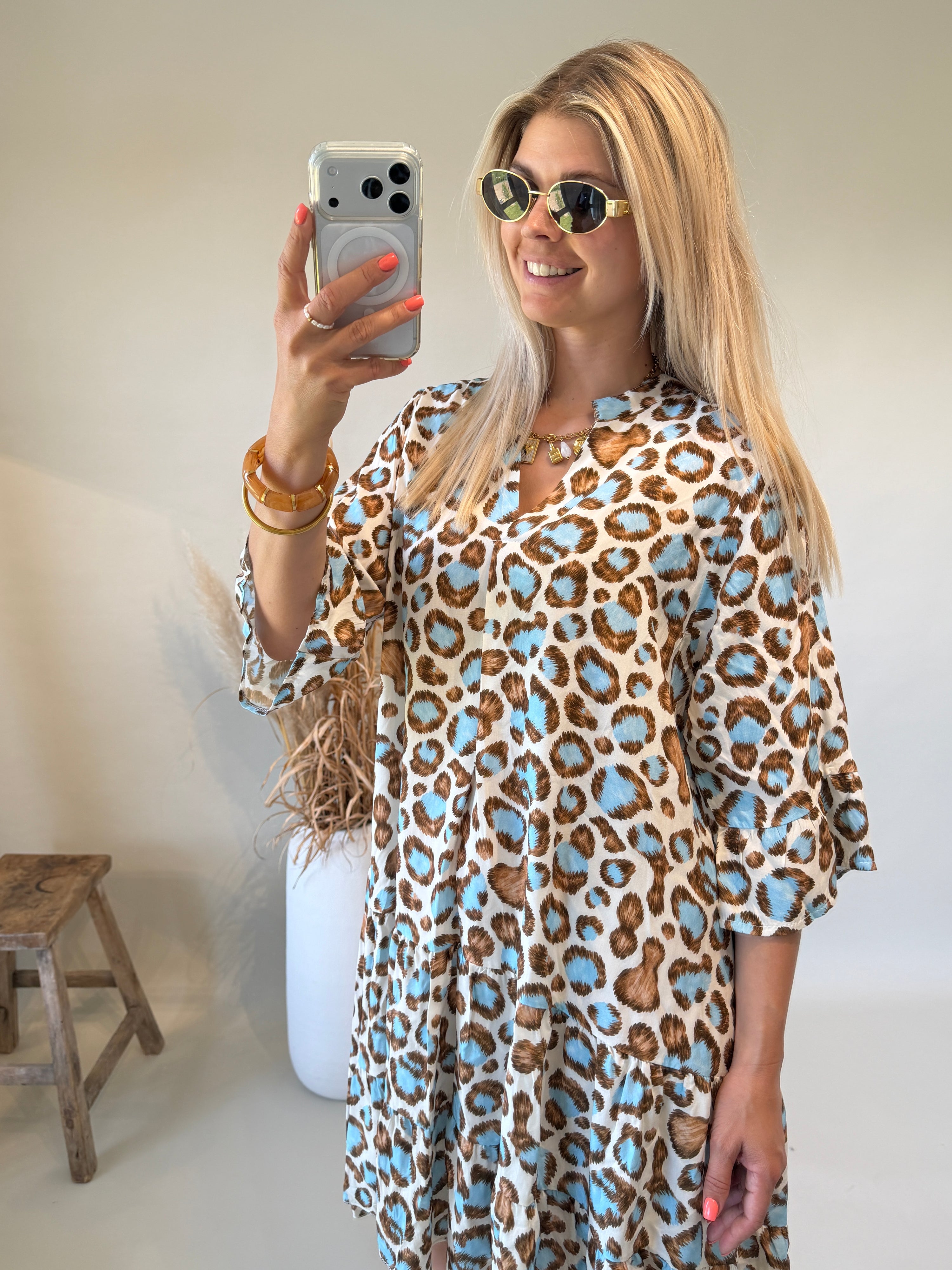 Kleid mit Leomuster in Hellblau und Schokobraun