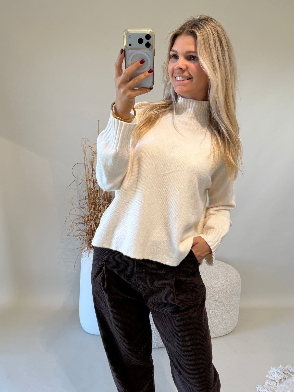 Pullover in Wollweiß mit Kragen