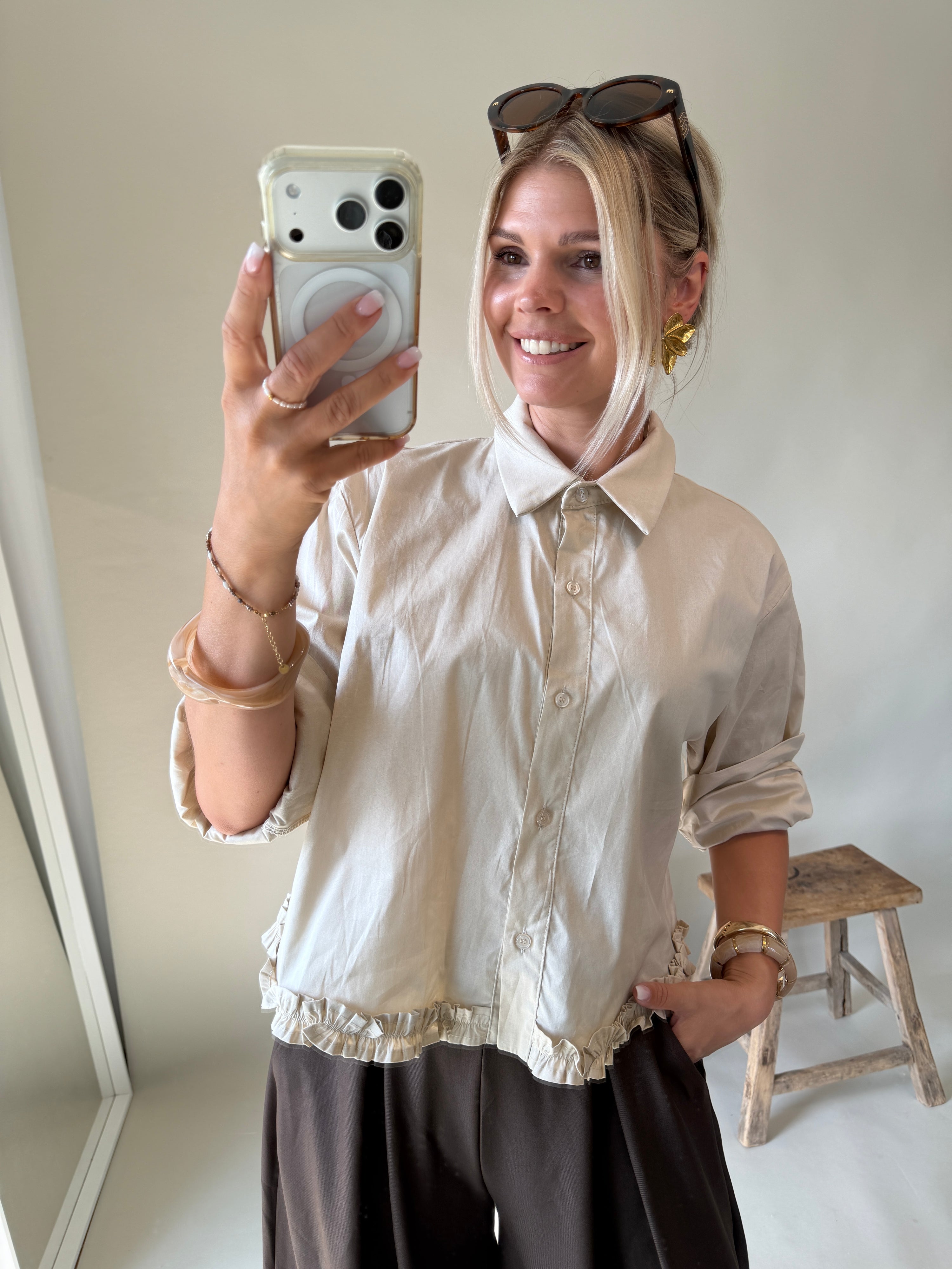Bluse in Beige mit Rüschen unten