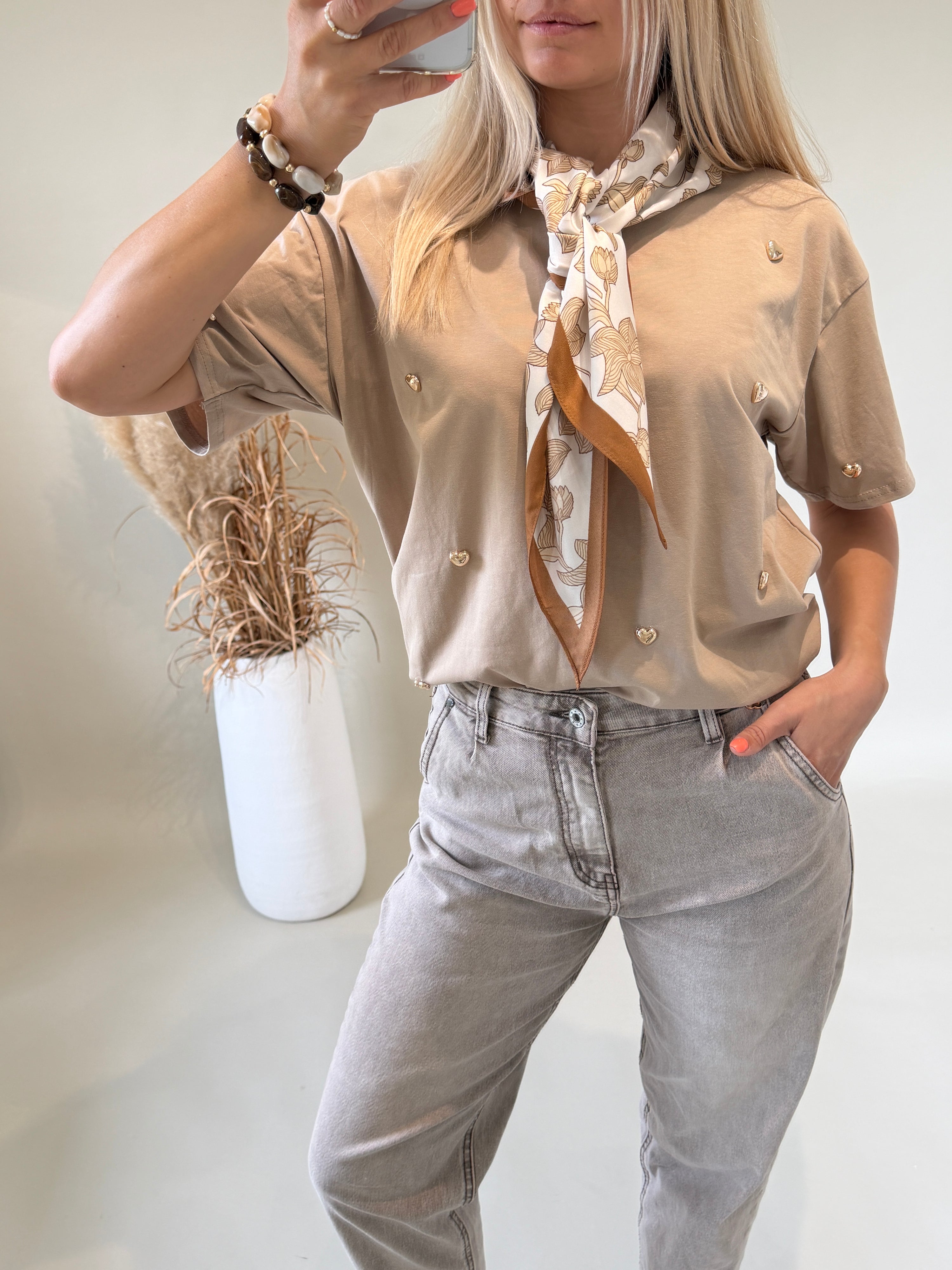 T - Shirt in Zimt mit goldene Herzen