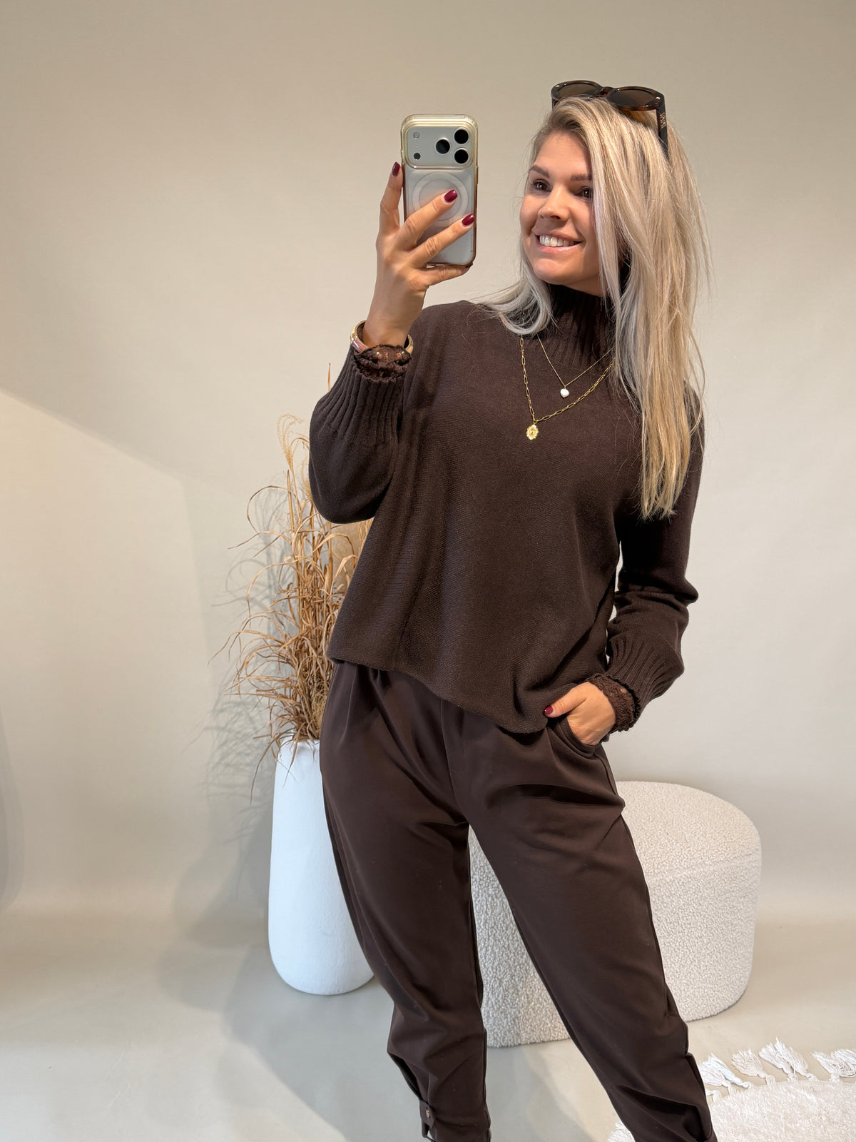 Pullover in Schokobraun mit weiten Kragen