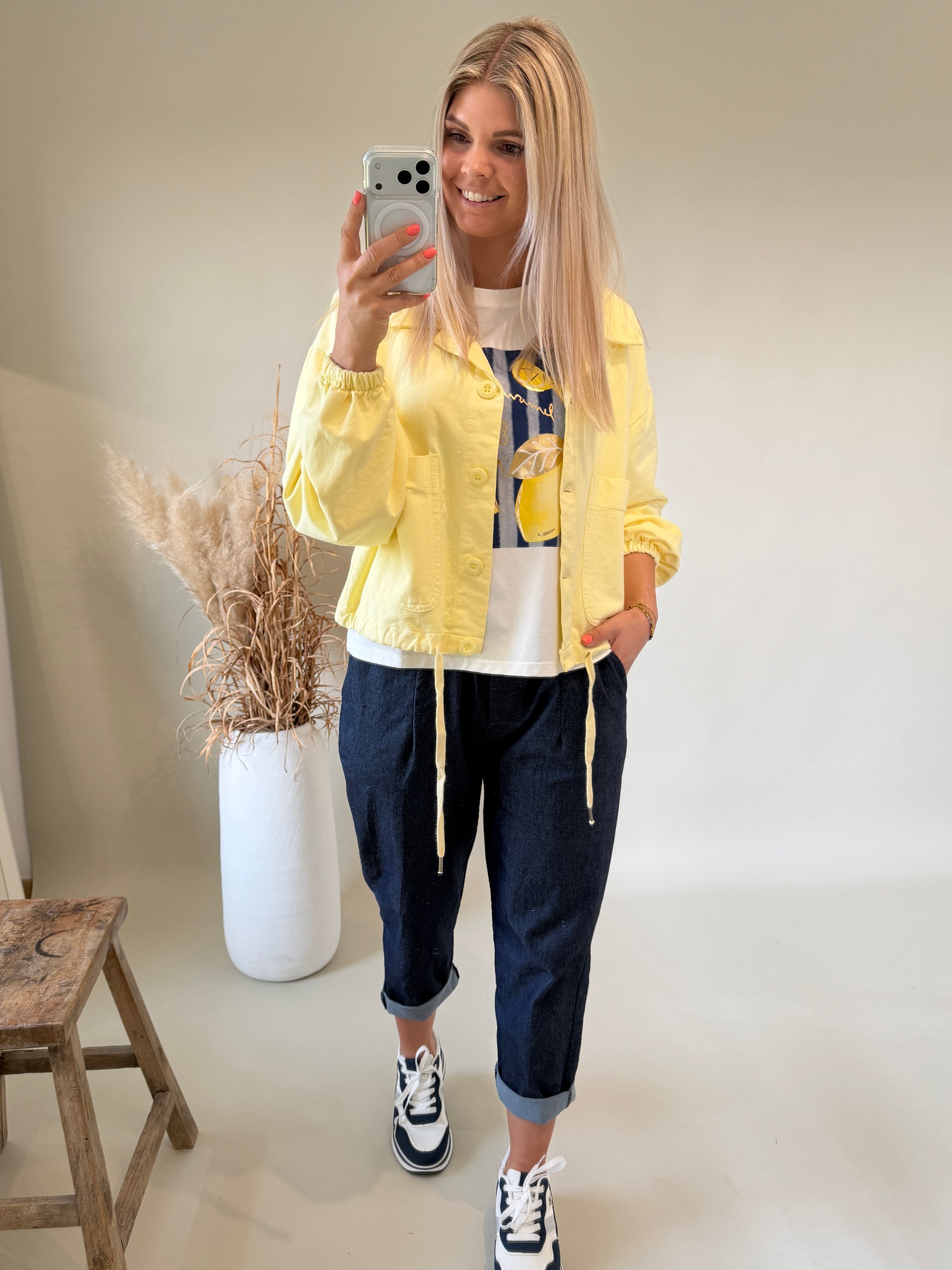 Jacke in Zitronengelb mit großen Taschen vorne