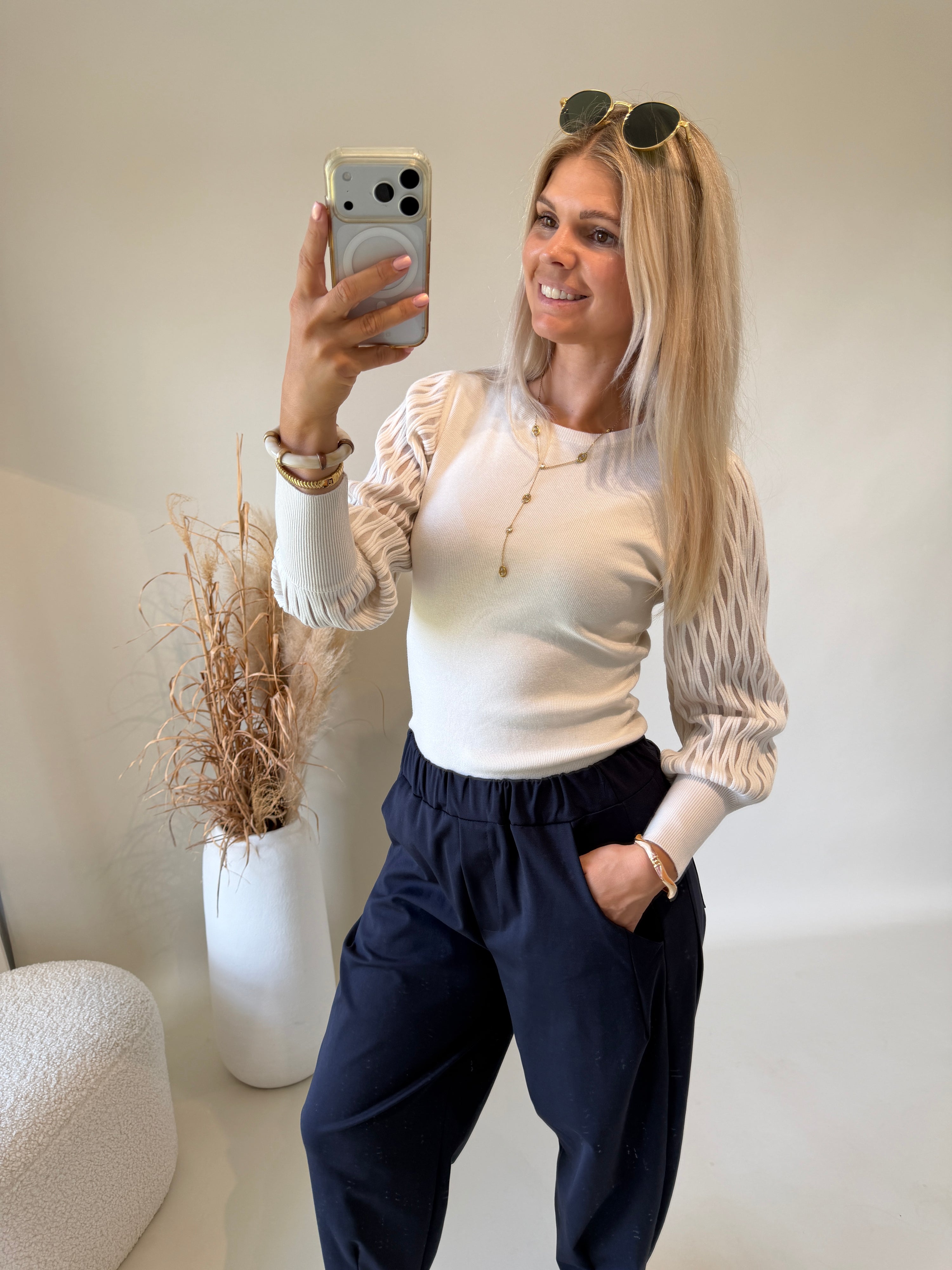 Pullover in Wollweiß mit Muster am Ärmel