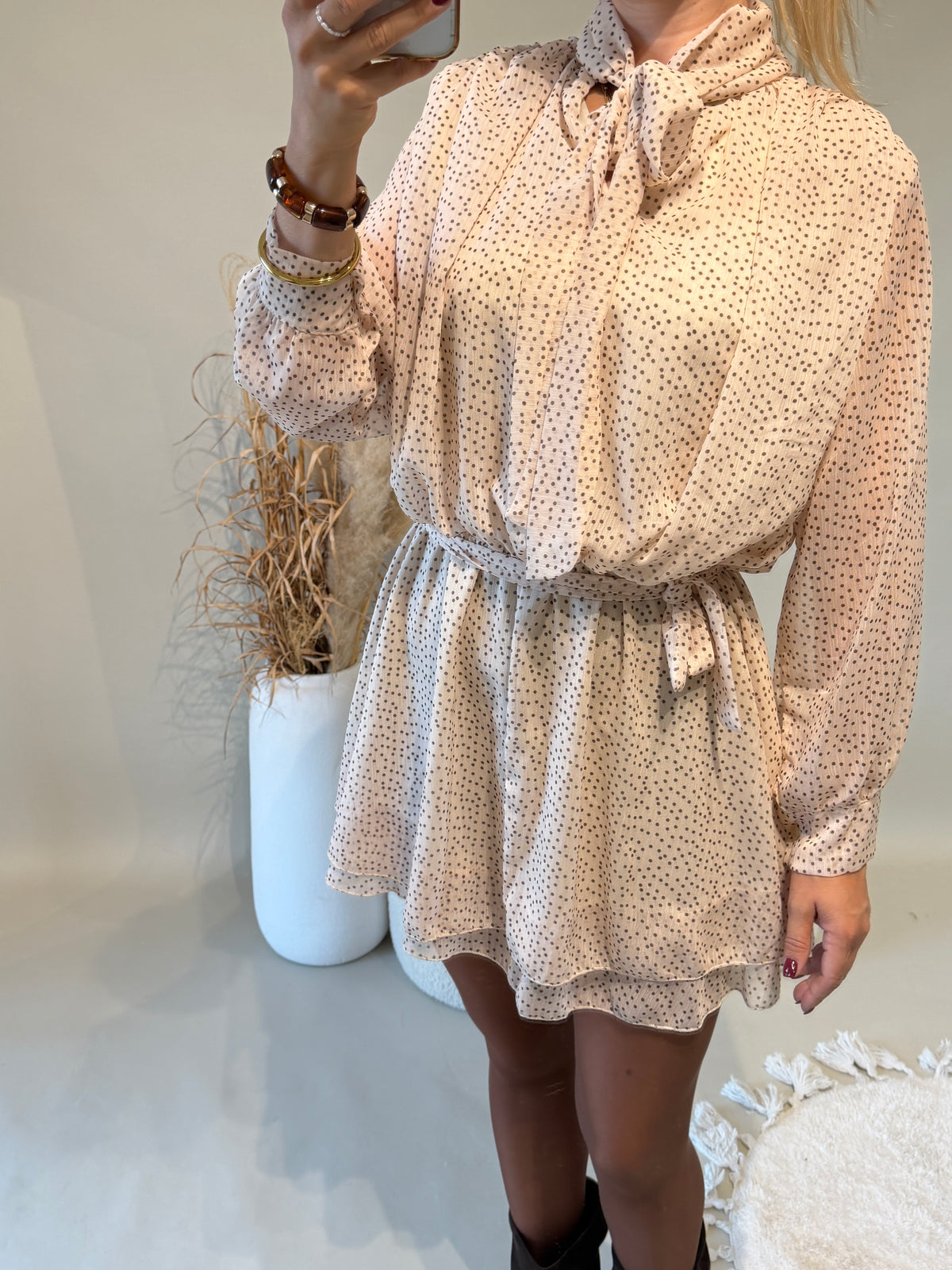 Kleid in Sand mit Punkten in Schokobraun