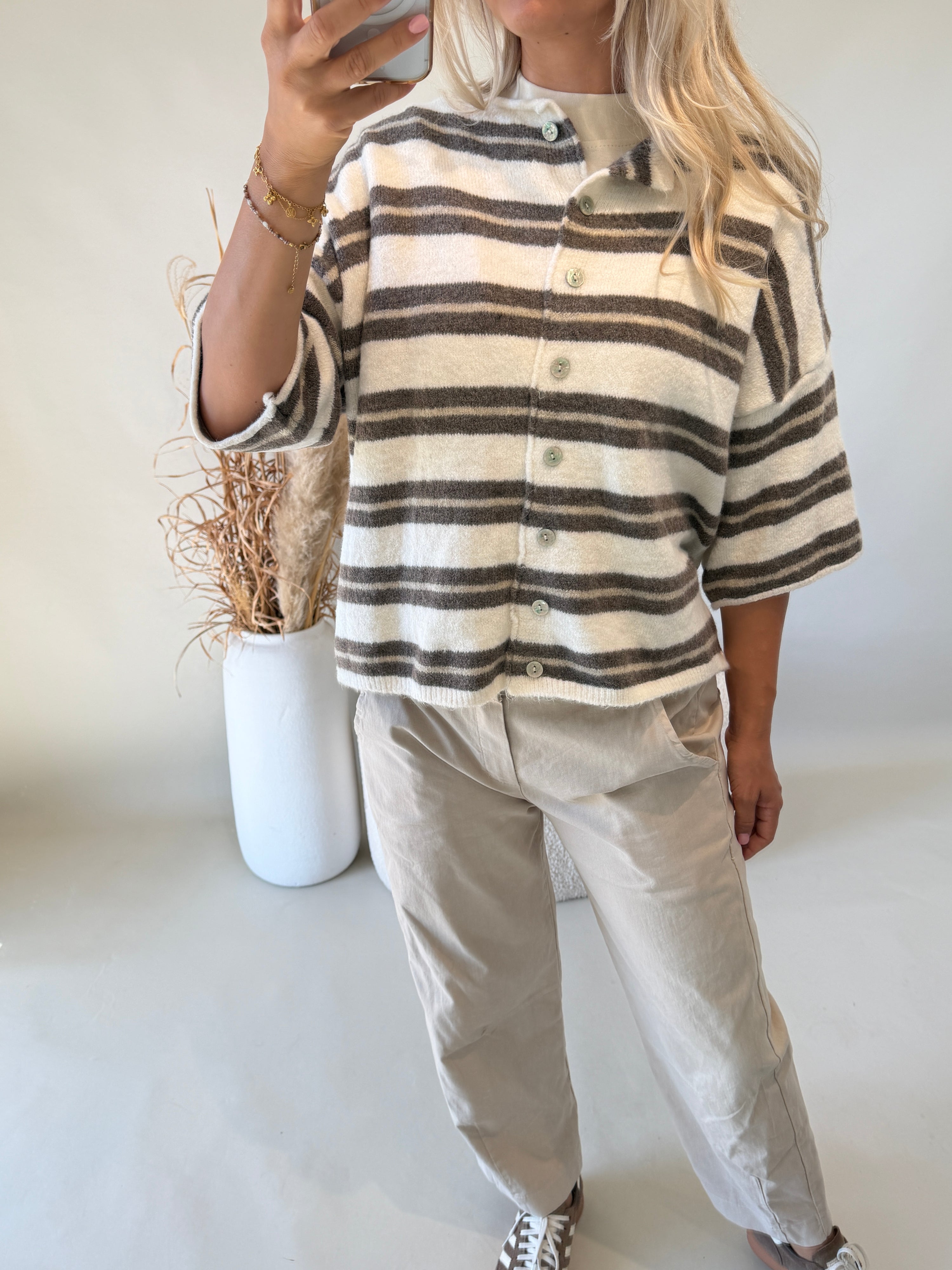 Strickjacke in Wollweiß / Braun gestreift ( Kurzarm )