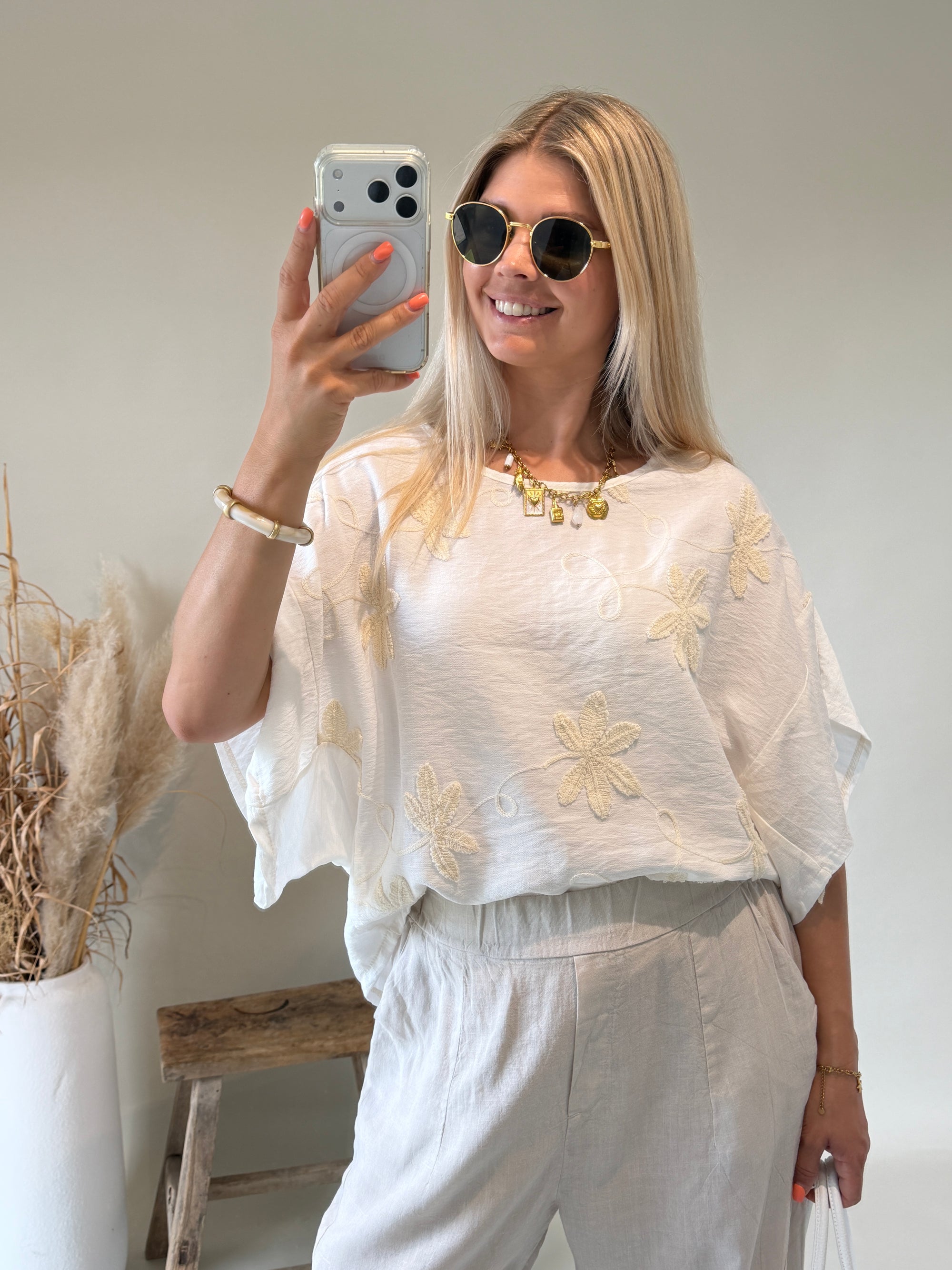 Bluse in Wollweiß mit Stickerei in Beige ( Kurzarm )
