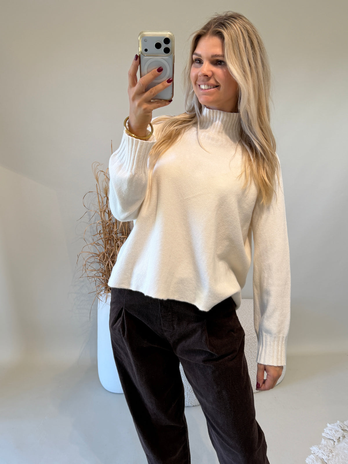 Pullover in Wollweiß mit Kragen