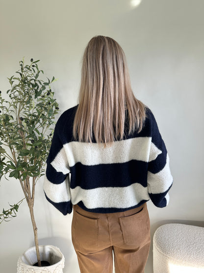 Pullover in Wollweiß/Dunkelblau gestreift mit Aufschrift in Zimt