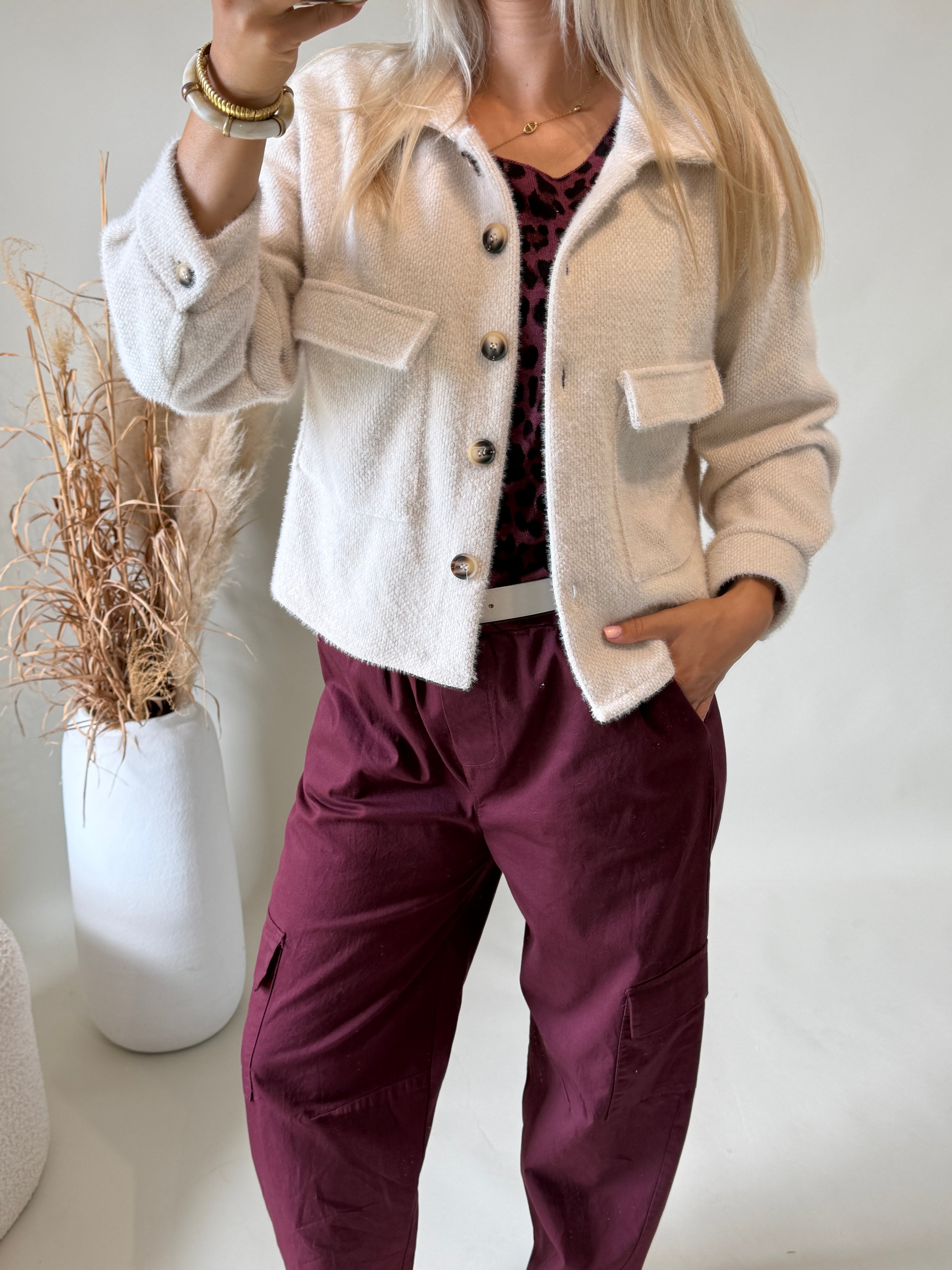 Jacke in Sand mit großen Taschen vorne