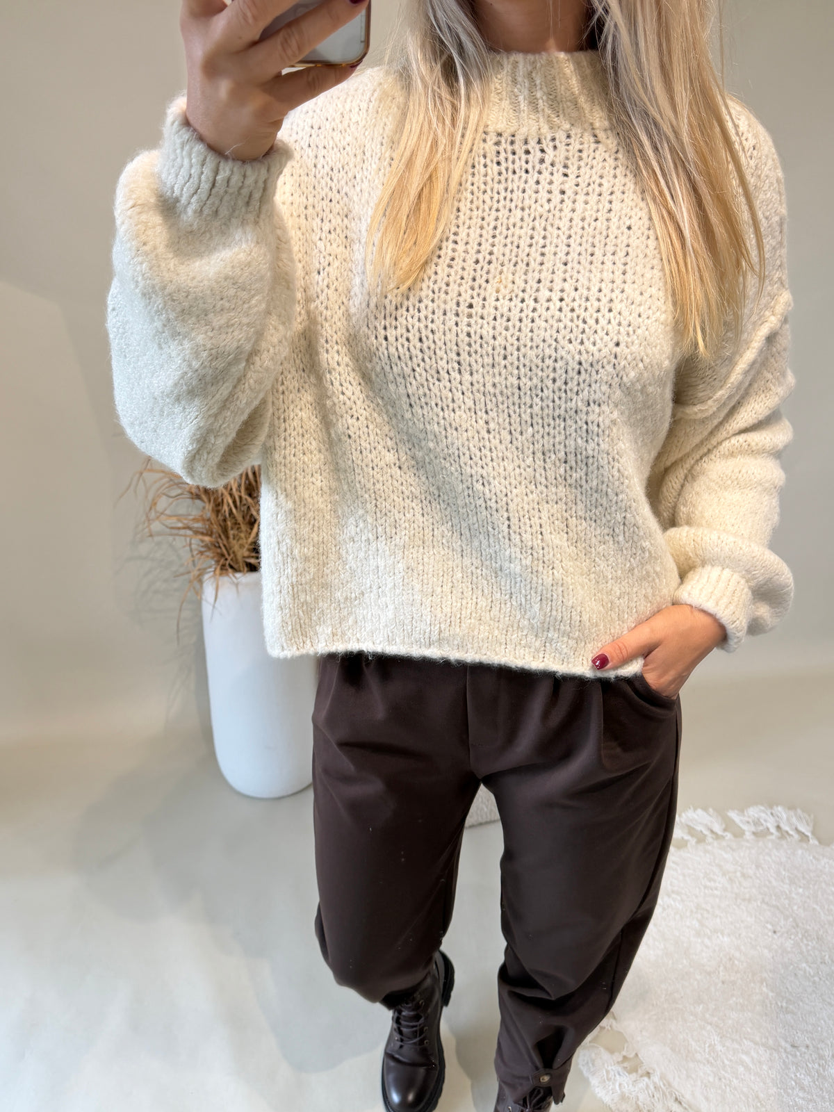 Pullover in Wollweiß mit kleinen Stehkragen