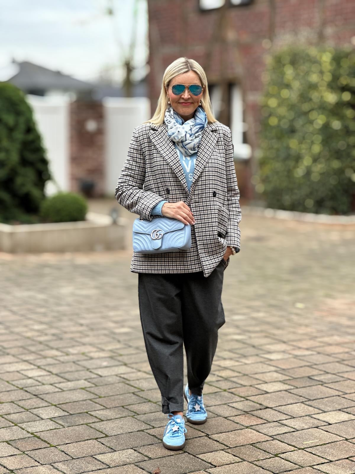 schal in blau mit leomuster