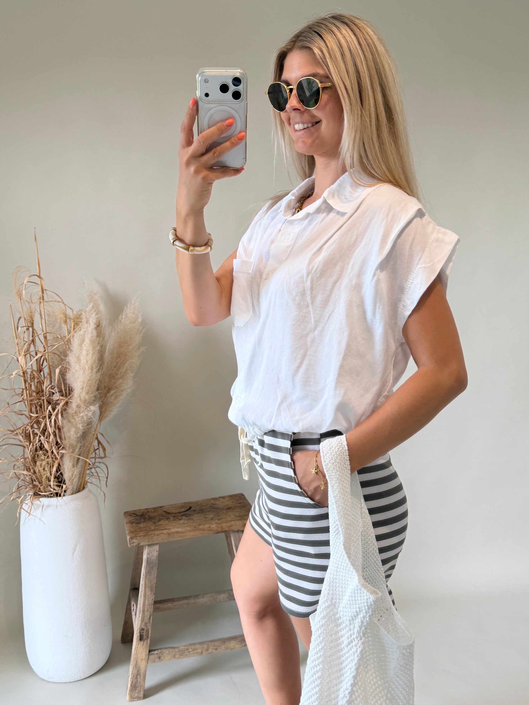 Bluse in Weiß unten zum Binden