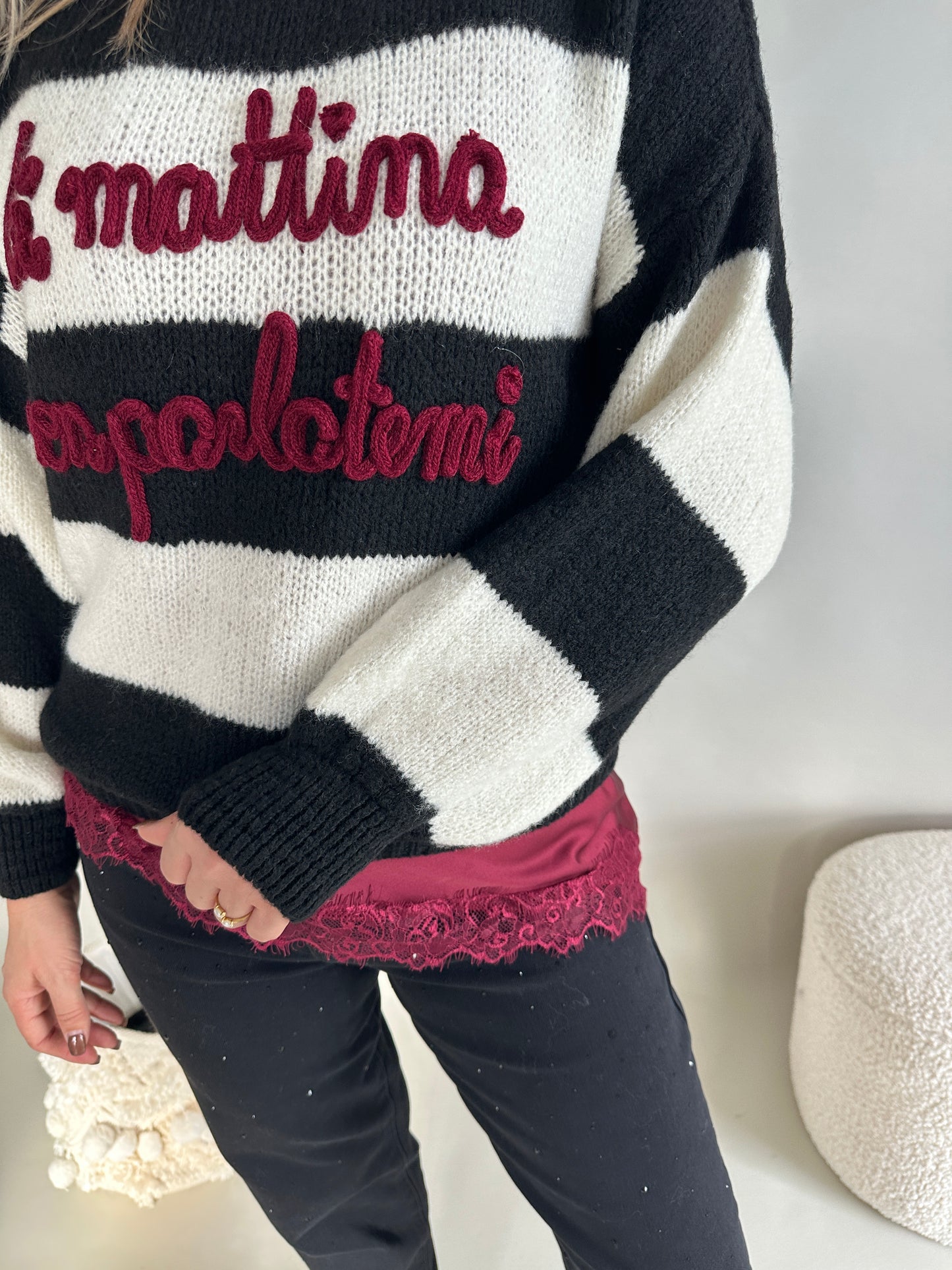 pullover in schwarz/wollweiß gestreift mit aufschrift in bordeaux