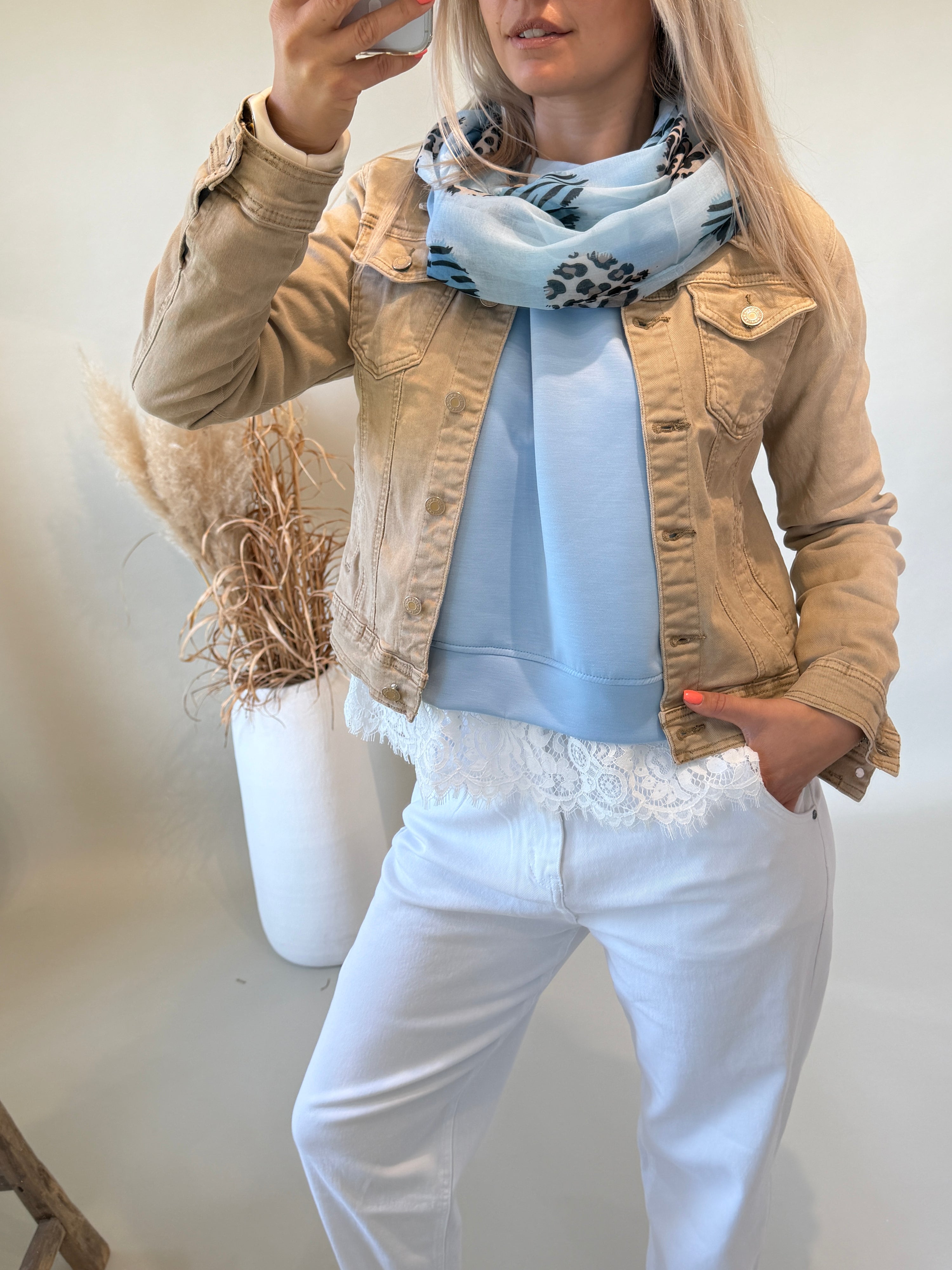 Schal in Hellblau mit Leomuster